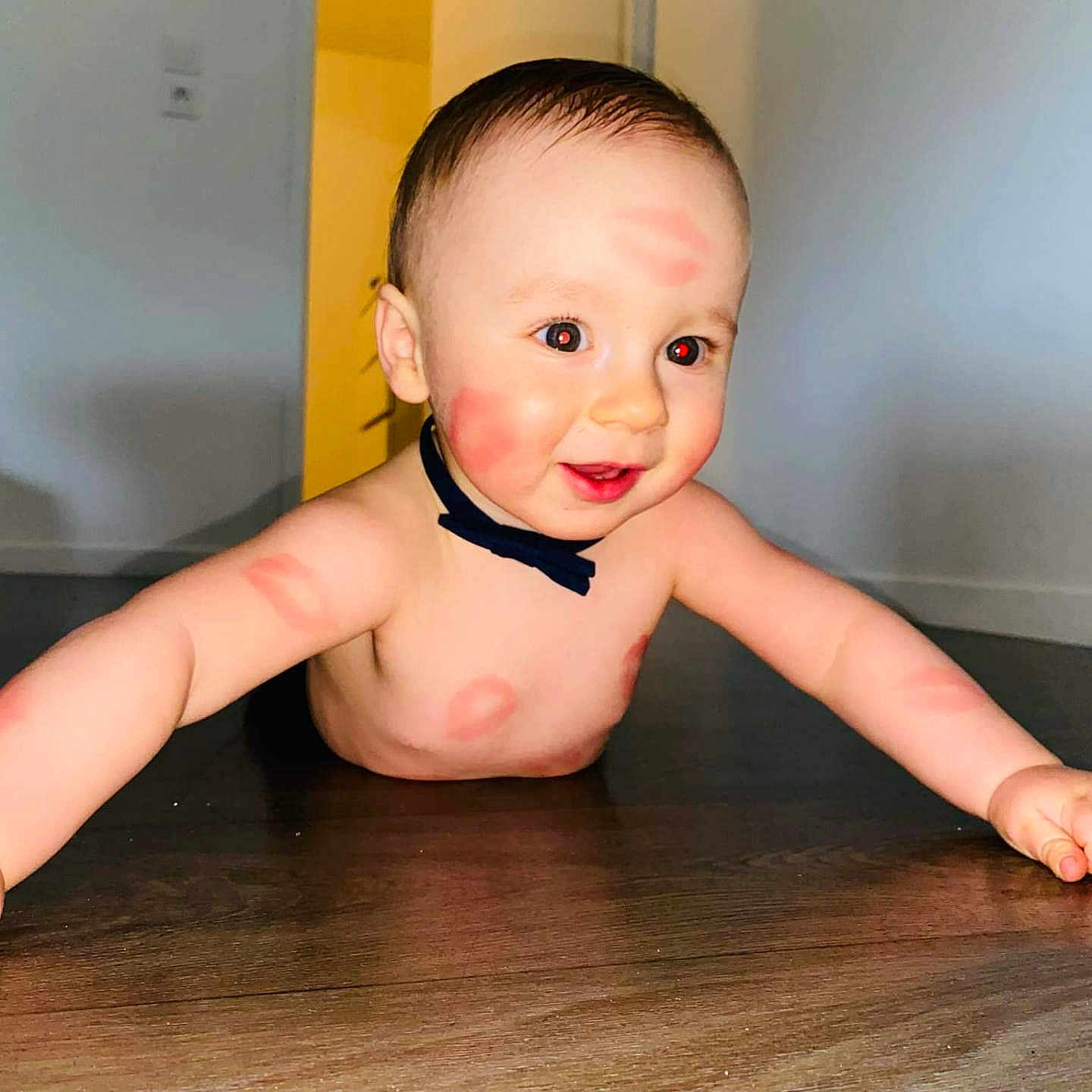 Naylon a rejoint le concours — aidez-le/la à gagner de superbes lots ! baby, bare_chest, bow_tie, bright, child, crawling, cute, expression, face, happy, indoors, infant, kiss_marks, person, playful, skin, smiling, tongue_out, wooden_floor, young