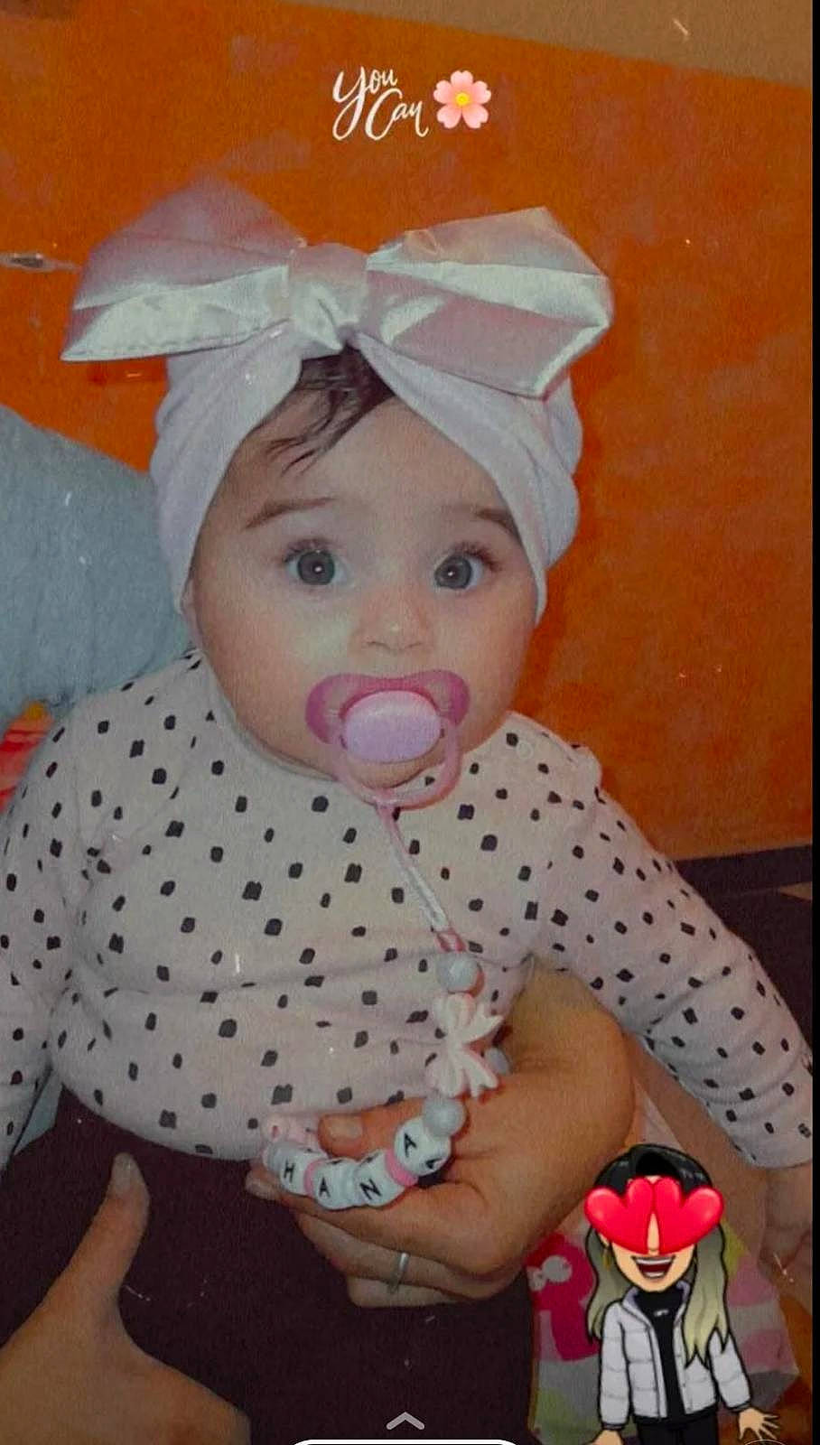 Hana participe au concours pour gagner de l'argent avec cette photo : baby, baby_products, baby_toddler_clothing, cheek, child, costume_hat, face, fashion_accessory, happy, headwear, nail, party_supply, pattern, peach, person, pink, polka_dot, product, room, sleeve