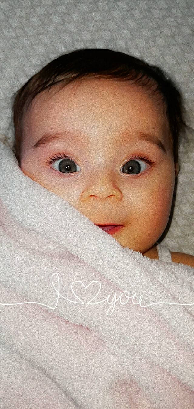 Hana a rejoint le concours — aidez-le/la à gagner de superbes lots ! baby, cheek, child, chin, close_up, comfort, eyebrow, eyelash, forehead, happy, iris, linens, lip, mouth, neck, no_expression, nose, person, skin, textile