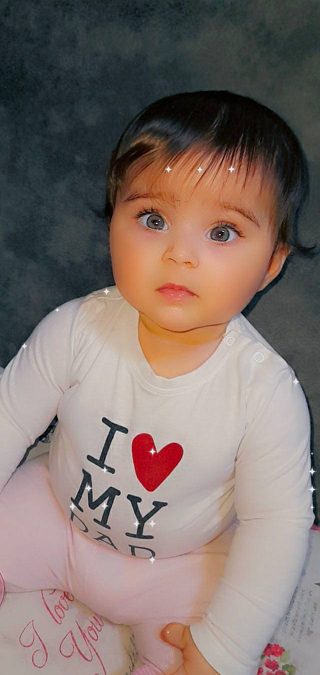 Hana a rejoint le concours — aidez-le/la à gagner de superbes lots ! baby_toddler_clothing, cheek, chin, cool, eyebrow, eyelash, facial_expression, forehead, gesture, hair, happy, iris, lip, neck, nose, person, pink, skin, sleeve, t_shirt