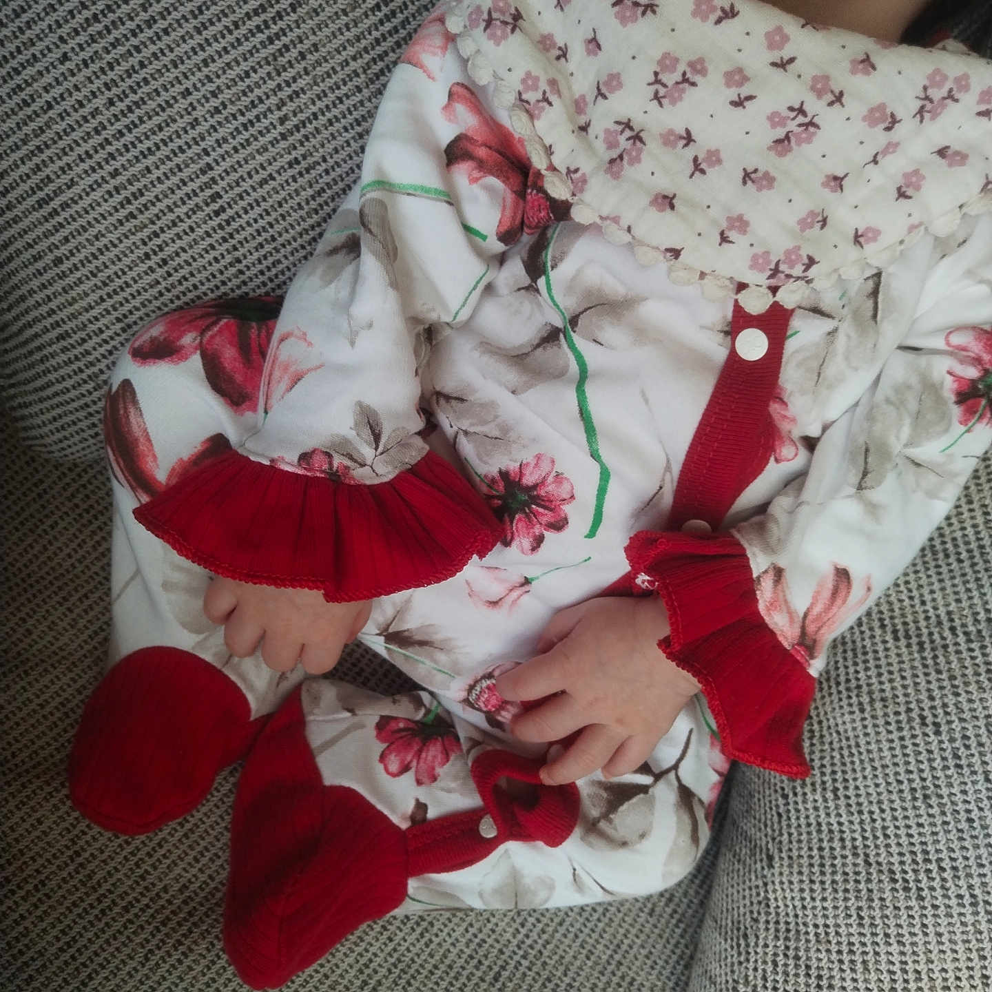 Hafsa a rejoint le concours — aidez-le/la à gagner de superbes lots ! baby, child, clothing, comfort, couch, cozy, cute, fabric, floral_pattern, foot, hand, indoors, infant, person, red, resting, sleeping, soft, texture, white