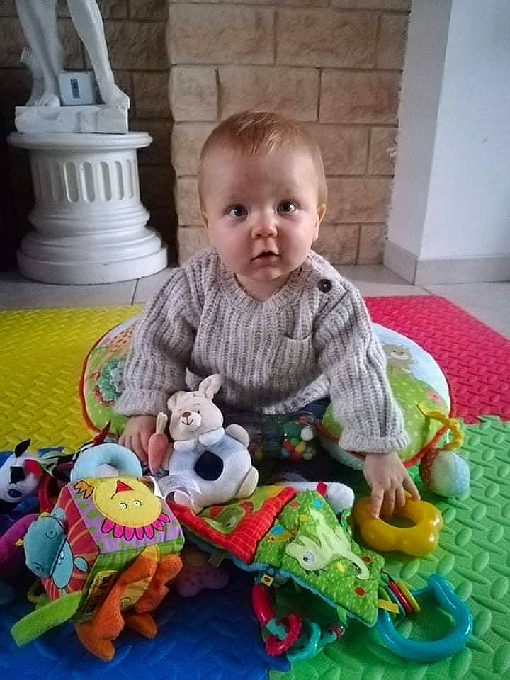 Noé a rejoint le concours — aidez-le/la à gagner de superbes lots ! baby, baby_products, baby_toddler_clothing, cheek, child, flooring, fun, grass, happy, head, mammal, organ, person, product, skin, smile, stuffed_toy, textile, toddler, toy