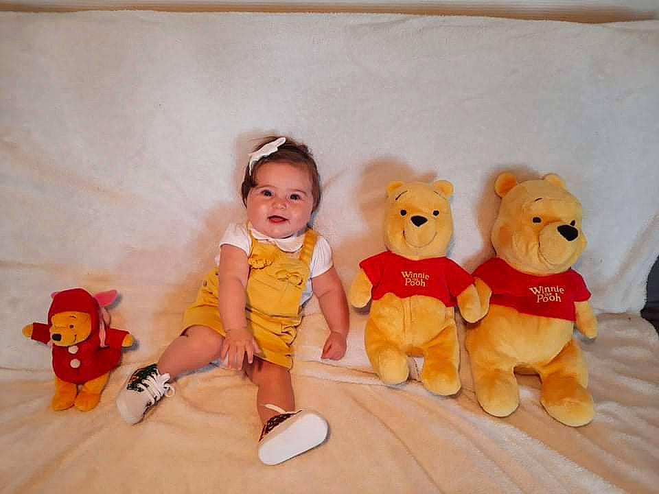 Nélia participe au concours pour gagner de l'argent avec cette photo : baby, baby_toddler_clothing, baby_toys, child, facial_expression, fawn, foot, fun, fur, happy, peach, person, plush, room, sitting, stuffed_toy, teddy_bear, toddler, toy, vertebrate