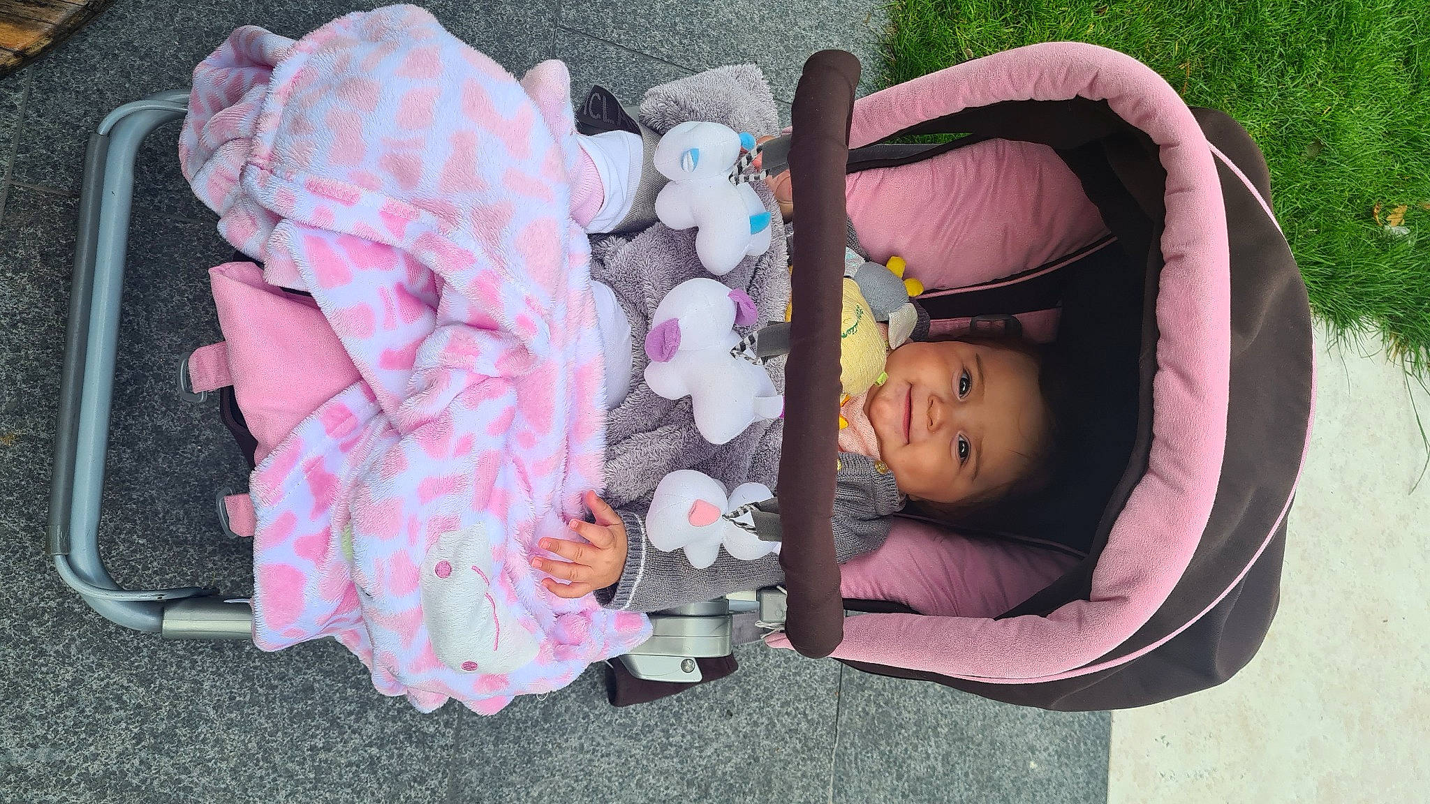 Nélia a rejoint le concours — aidez-le/la à gagner de superbes lots ! baby, baby_products, baby_toddler_clothing, child, comfort, grass, head, headgear, joy, leaf, mammal, person, pink, plant, product, purple, skin, stuffed_toy, textile, toddler