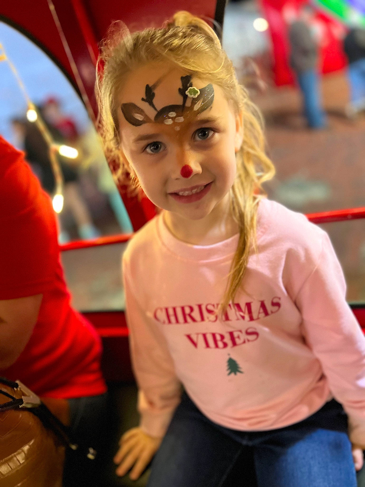 Karlie is registered to the contest to win money with this photo: belt, blond, chest, child, cool, event, eyewear, fan, fashion, fictional_character, fun, hair_coloring, hairstyle, happy, jewellery, joy, long_hair, necklace, person, smile