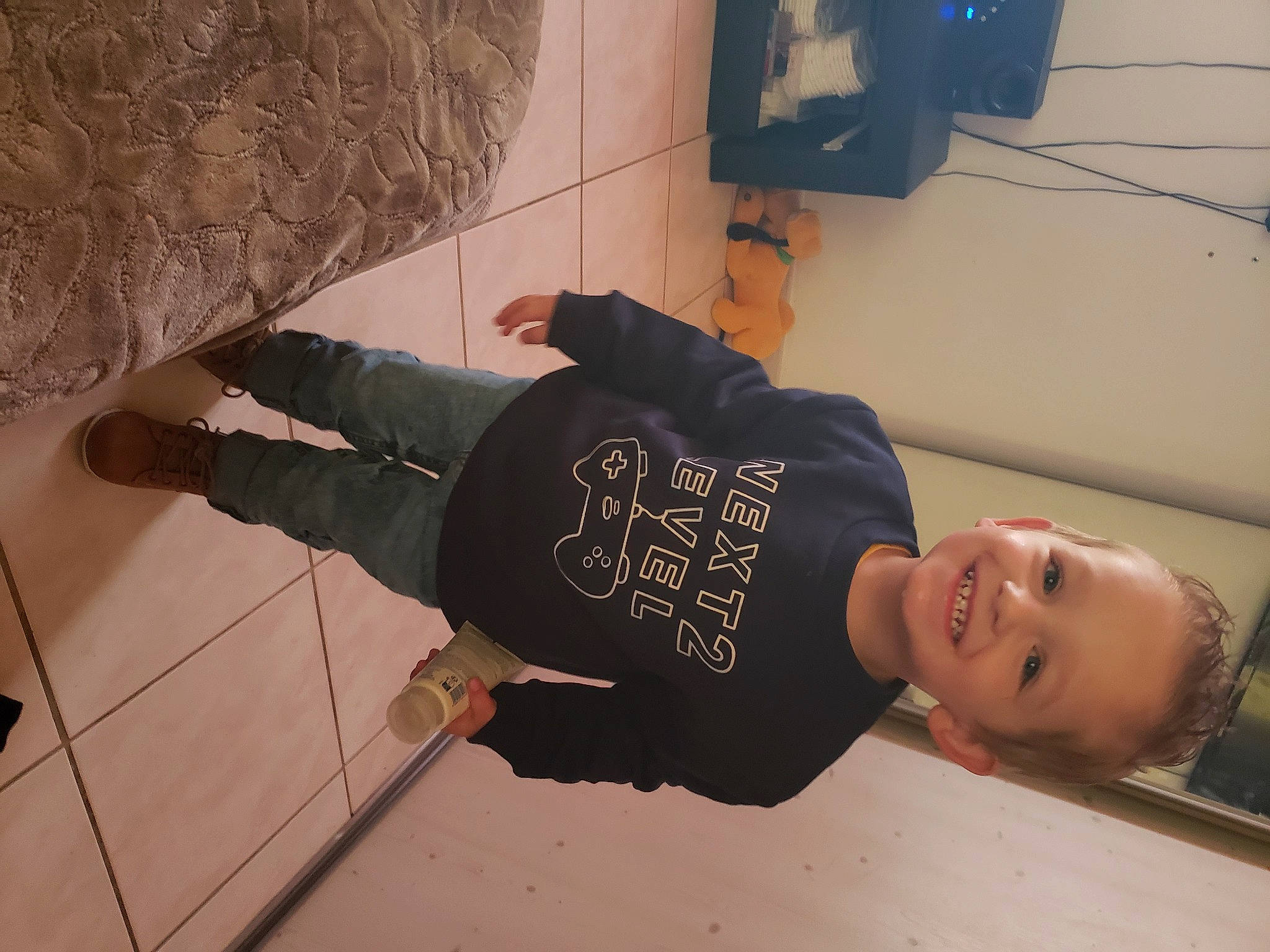 Tiago participe au concours pour gagner de l'argent avec cette photo : arm, comfort, elbow, floor, flooring, fun, hardwood, human_leg, joint, joy, knee, leg, person, room, sitting, smile, t_shirt, thigh, waist, wood
