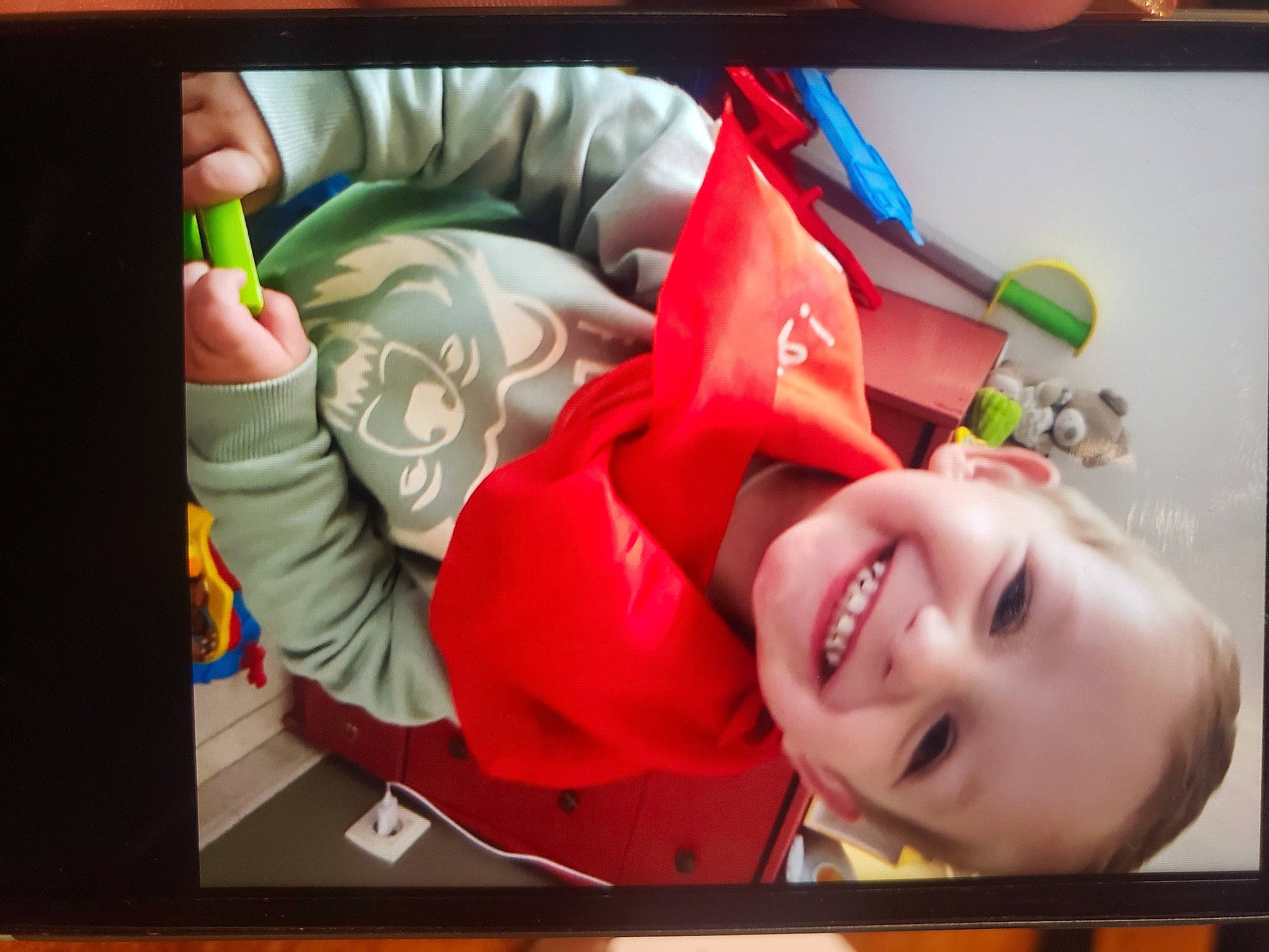 Tiago a rejoint le concours — aidez-le/la à gagner de superbes lots ! art, audio_equipment, baby, baby_products, child, display_device, electronic_device, fictional_character, fun, gadget, gesture, happy, joy, mouth, multimedia, person, play, room, selfie, smile