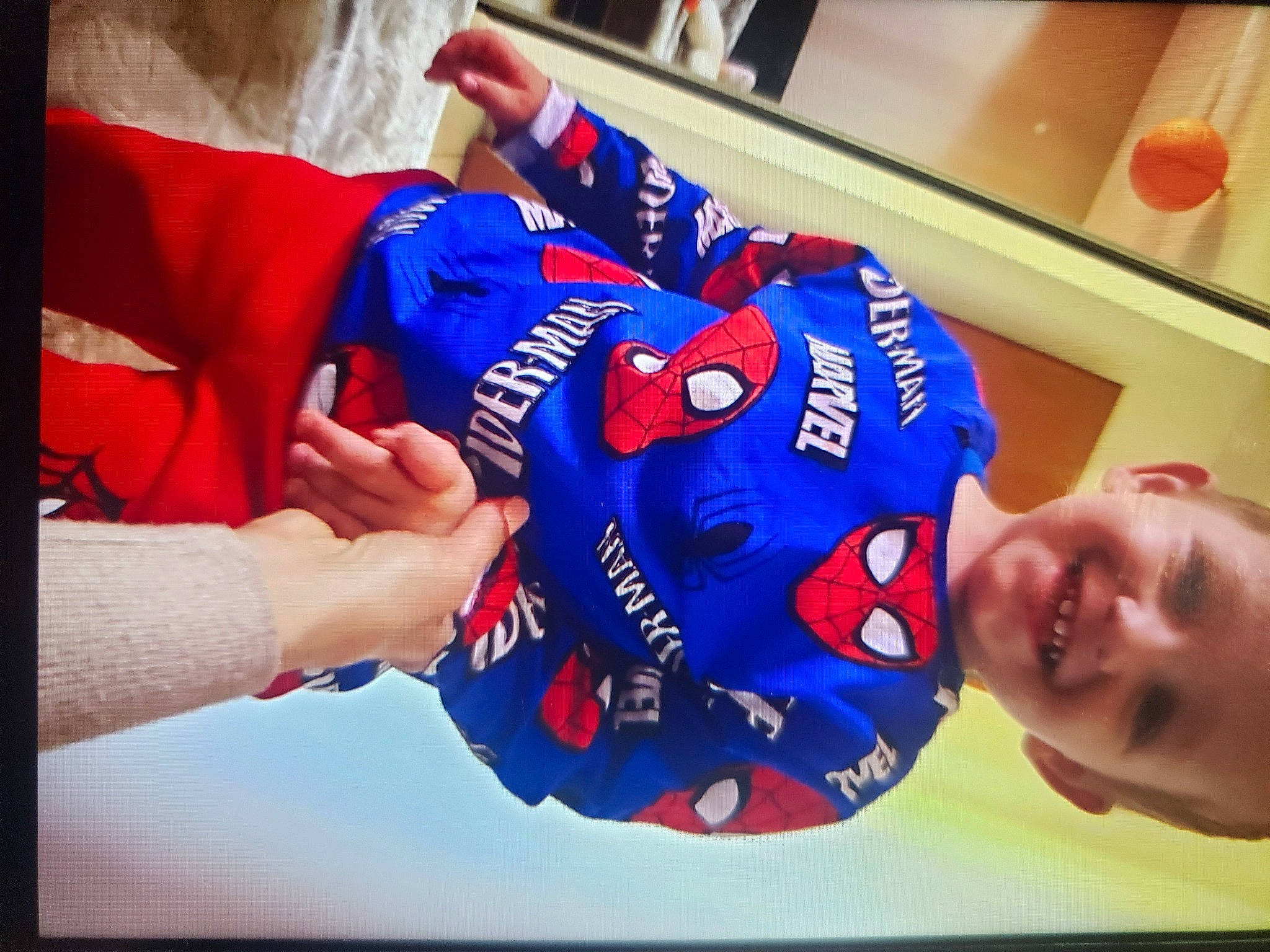 Tiago participe au concours pour gagner de l'argent avec cette photo : carmine, competition_event, elbow, electric_blue, finger, font, fun, gesture, hand, happy, jersey, joy, person, player, recreation, sleeve, smile, sports_uniform, sportswear, t_shirt