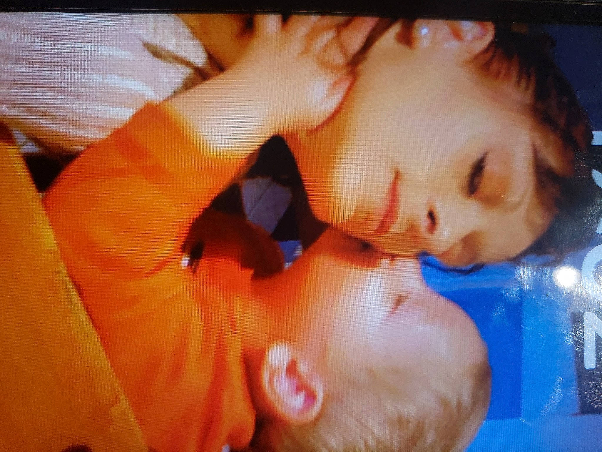 Tiago a rejoint le concours — aidez-le/la à gagner de superbes lots ! arm, black_hair, cheek, ear, eyebrow, eyelash, facial_expression, finger, forehead, gesture, hairstyle, happy, human_body, iris, lip, mouth, muscle, nose, person, plant