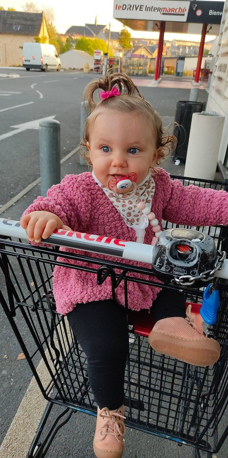 Luna participe au concours pour gagner de l'argent avec cette photo : baby, baby_carriage, baby_products, baby_toddler_clothing, bag, child, hairstyle, lamp, luggage_and_bags, magenta, paper_towel, pattern, person, photograph, pink, sitting, snapshot, textile, tire, toddler