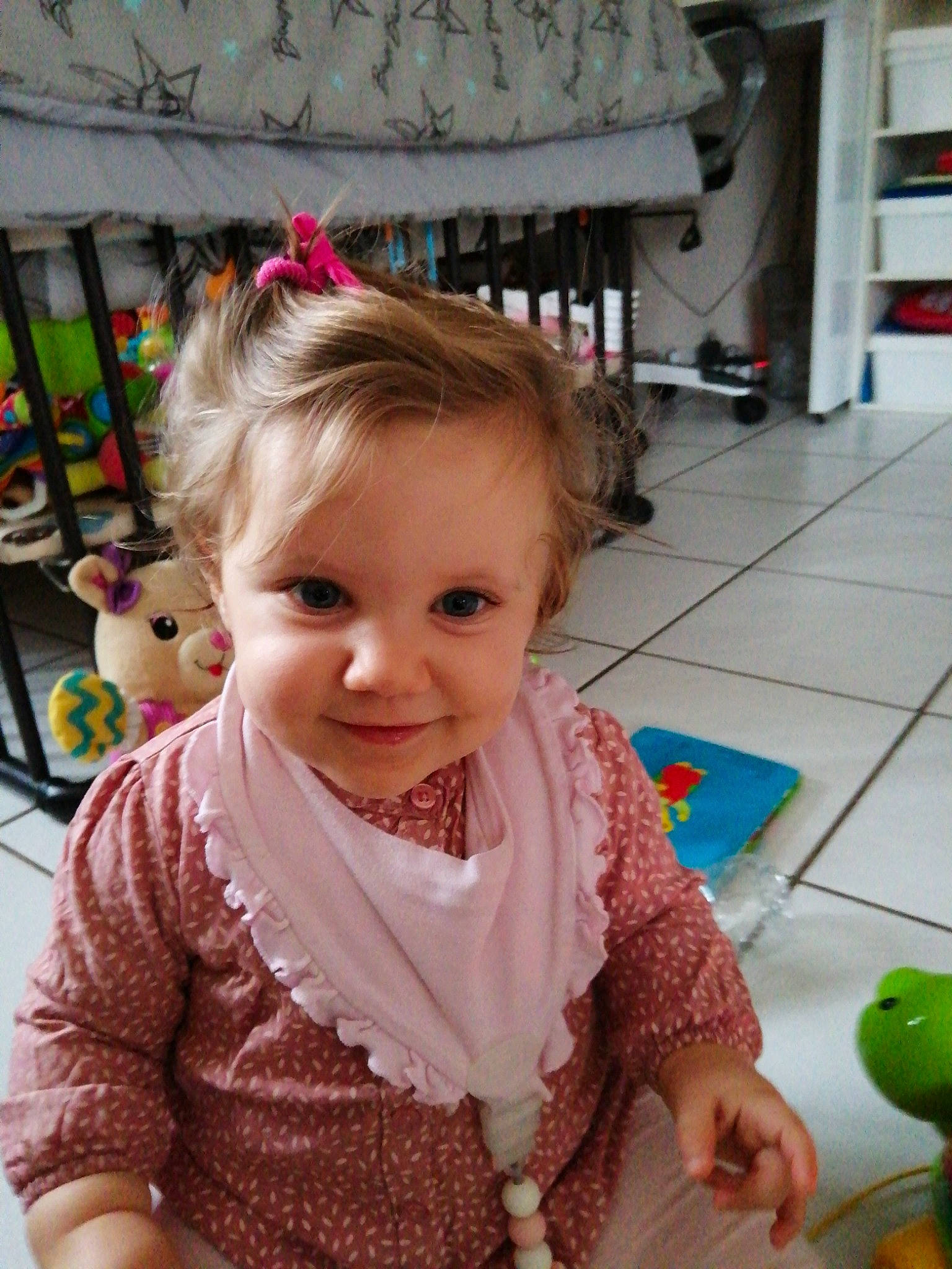 Luna a rejoint le concours — aidez-le/la à gagner de superbes lots ! baby, baby_toddler_clothing, chair, cheek, child, event, fashion_accessory, flooring, fun, happy, joy, party_supply, person, pink, play, room, shelf, sitting, smile, toddler