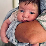 Noah a rejoint le concours — aidez-le/la à gagner de superbes lots ! arm, baby, blue_towel, caring, child, closeup, comfort, curious, face, holding, human, indoor, infant, newborn, person, portrait, skin, soft_texture, wet_hair, young_child