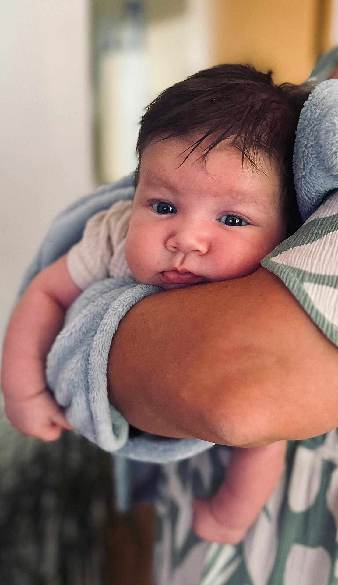Noah participe au concours pour gagner de l'argent avec cette photo : arm, baby, blue_towel, caring, child, closeup, comfort, curious, face, holding, human, indoor, infant, newborn, person, portrait, skin, soft_texture, wet_hair, young_child