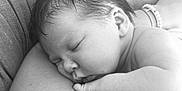 Noah a rejoint le concours — aidez-le/la à gagner de superbes lots ! arm, baby, black_and_white, child, closeup, cuddle, family, hair, human, infant, intimate, newborn, peaceful, portrait, quiet, resting, skin, sleeping, soft_light, tender
