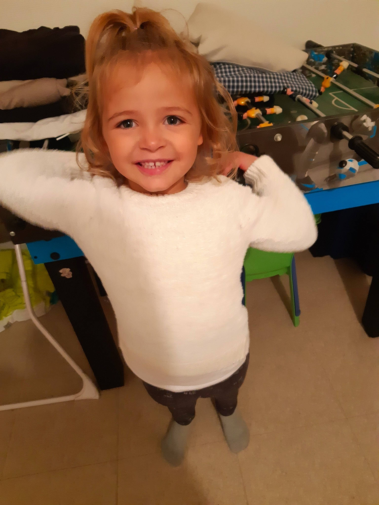 Mellina participe au concours pour gagner de l'argent avec cette photo : arm, chair, cheek, child, fun, head, joint, joy, leg, neck, person, shoulder, sitting, skin, sleeve, smile, standing, toddler