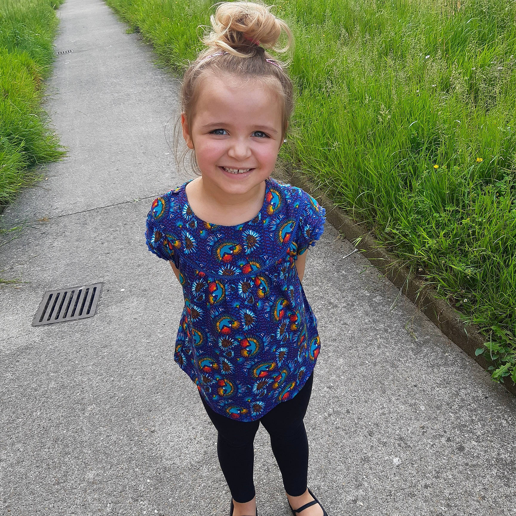 Mellina a rejoint le concours — aidez-le/la à gagner de superbes lots ! child, design, dress, electric_blue, footwear, grass, joy, outerwear, pattern, people, person, plant, play, shoe, sleeve, smile, spring, summer, toddler, vacation