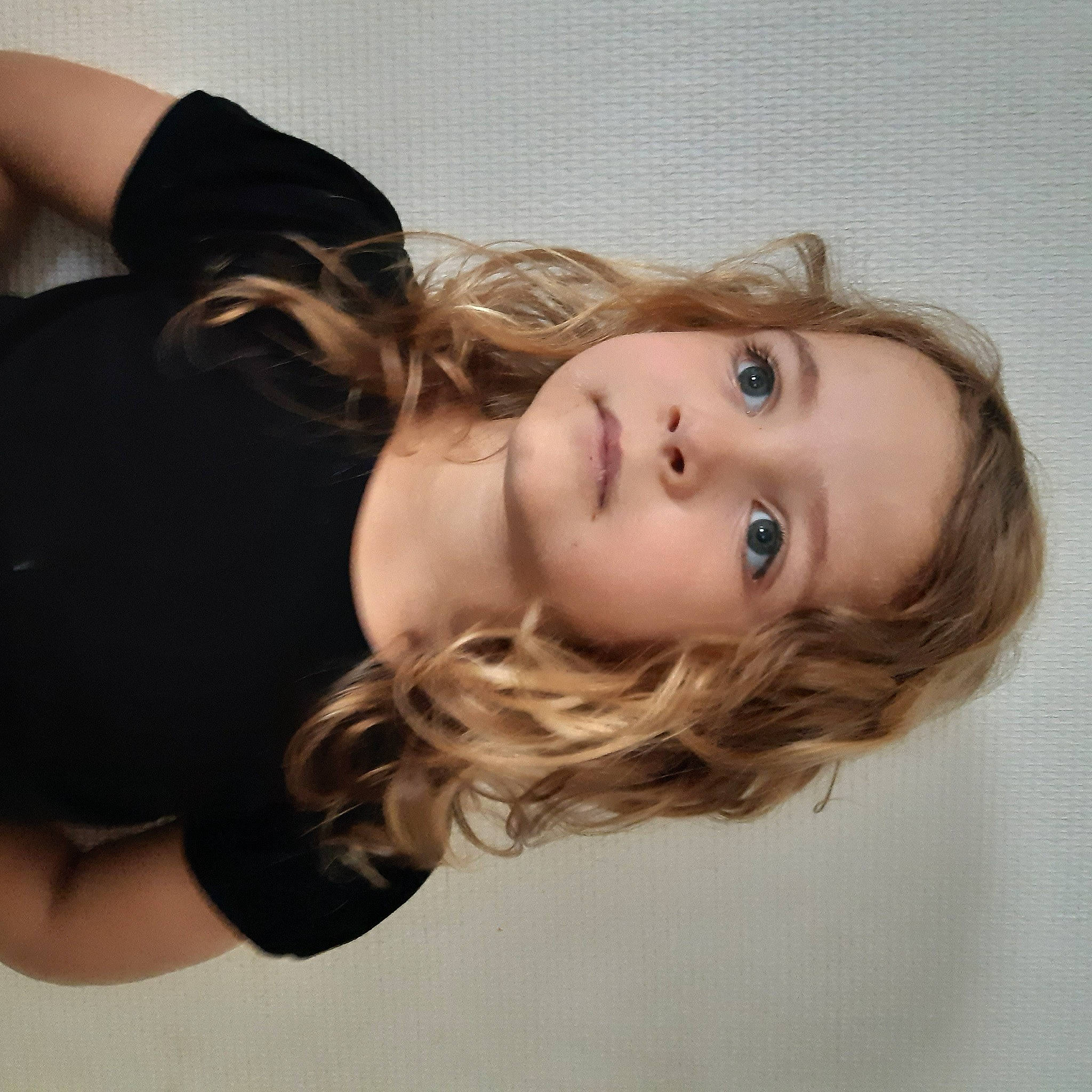 Mellina a rejoint le concours — aidez-le/la à gagner de superbes lots ! arm, beauty, blond, brown_hair, cheek, chin, eye, eyebrow, face, forehead, hair, hairstyle, head, joint, lip, long_hair, neck, nose, person, shoulder