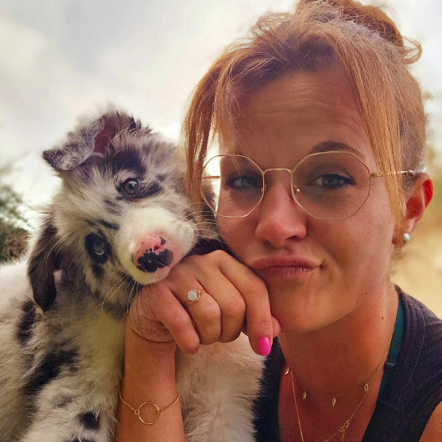 Vibes a rejoint le concours — aidez-le/la à gagner de superbes lots ! accessories, adult, animal, bodypart, canine, dog, earring, face, female, finger, glasses, hand, head, jewelry, necklace, person, pet, photography, portrait, puppy