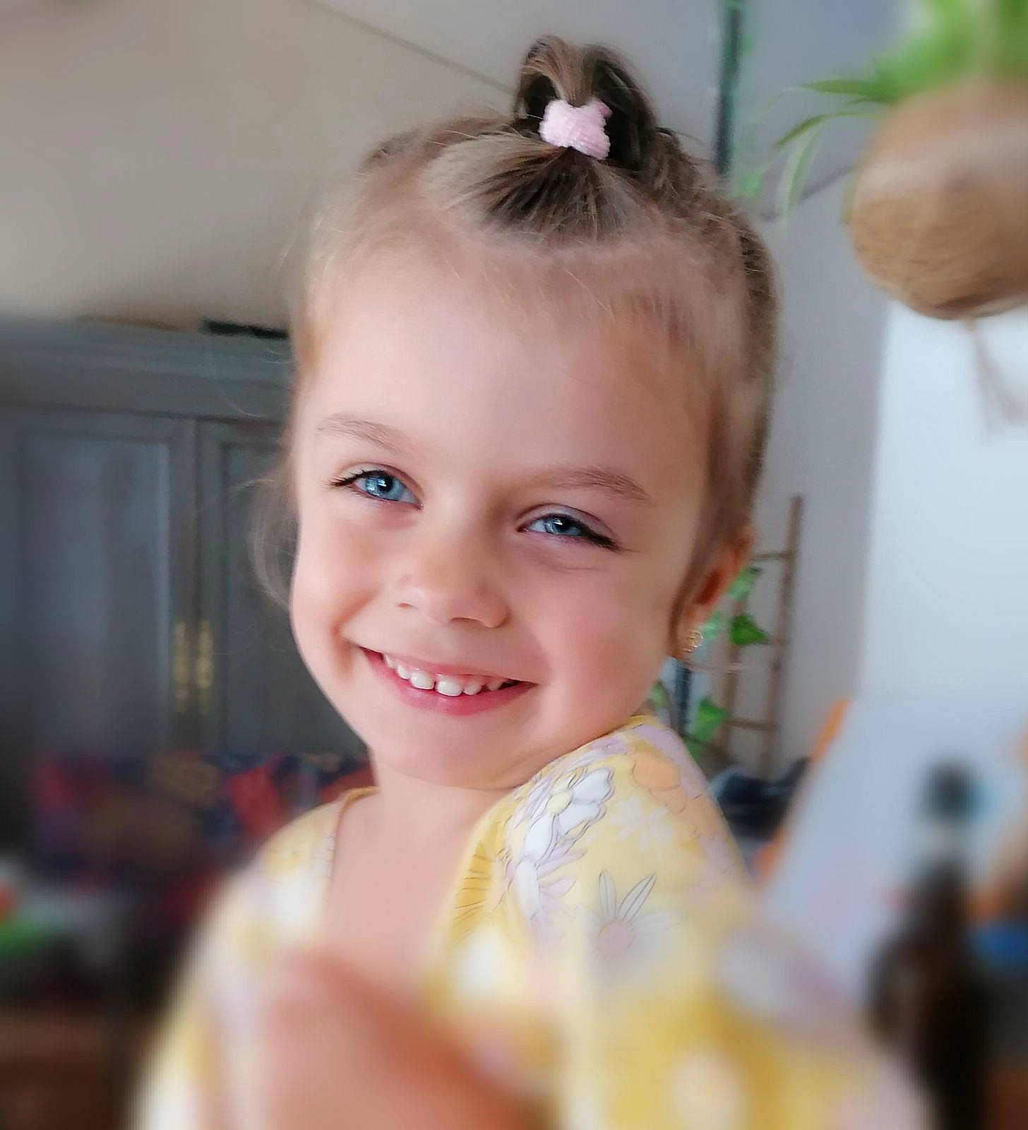 Maloé participe au concours pour gagner de l'argent avec cette photo : blond, child, dress, ear, event, eye, eyebrow, eyelash, fashion_accessory, flash_photography, formal_wear, fun, hair_accessory, hair_tie, happy, headpiece, iris, jewellery, joy, person