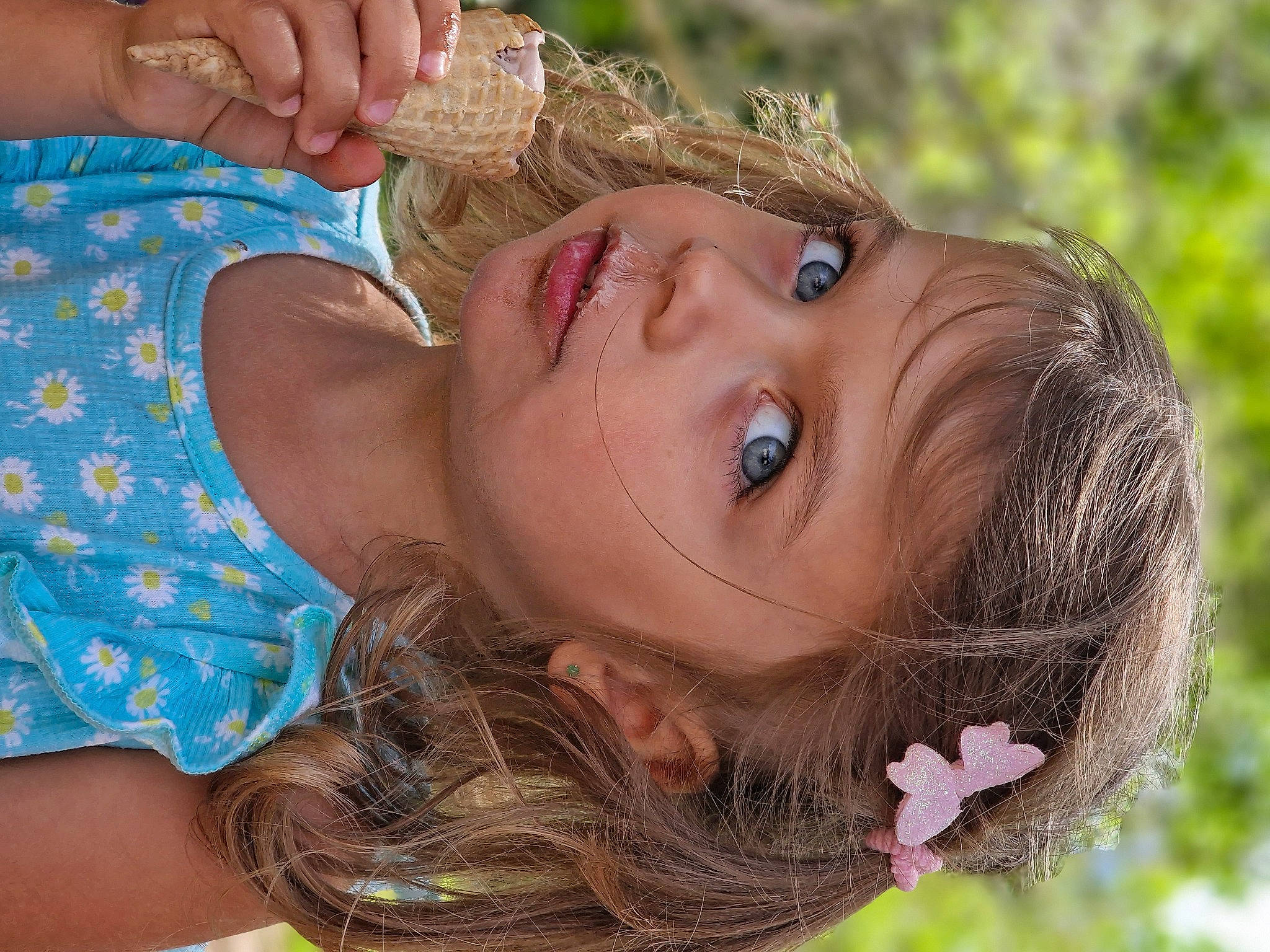 Maloé participe au concours pour gagner de l'argent avec cette photo : black_hair, eyelash, eyewear, fawn, fun, grass, happy, headgear, leisure, lip, long_hair, mouth, neck, nose, people_in_nature, person, plant, skin, summer, sunglasses