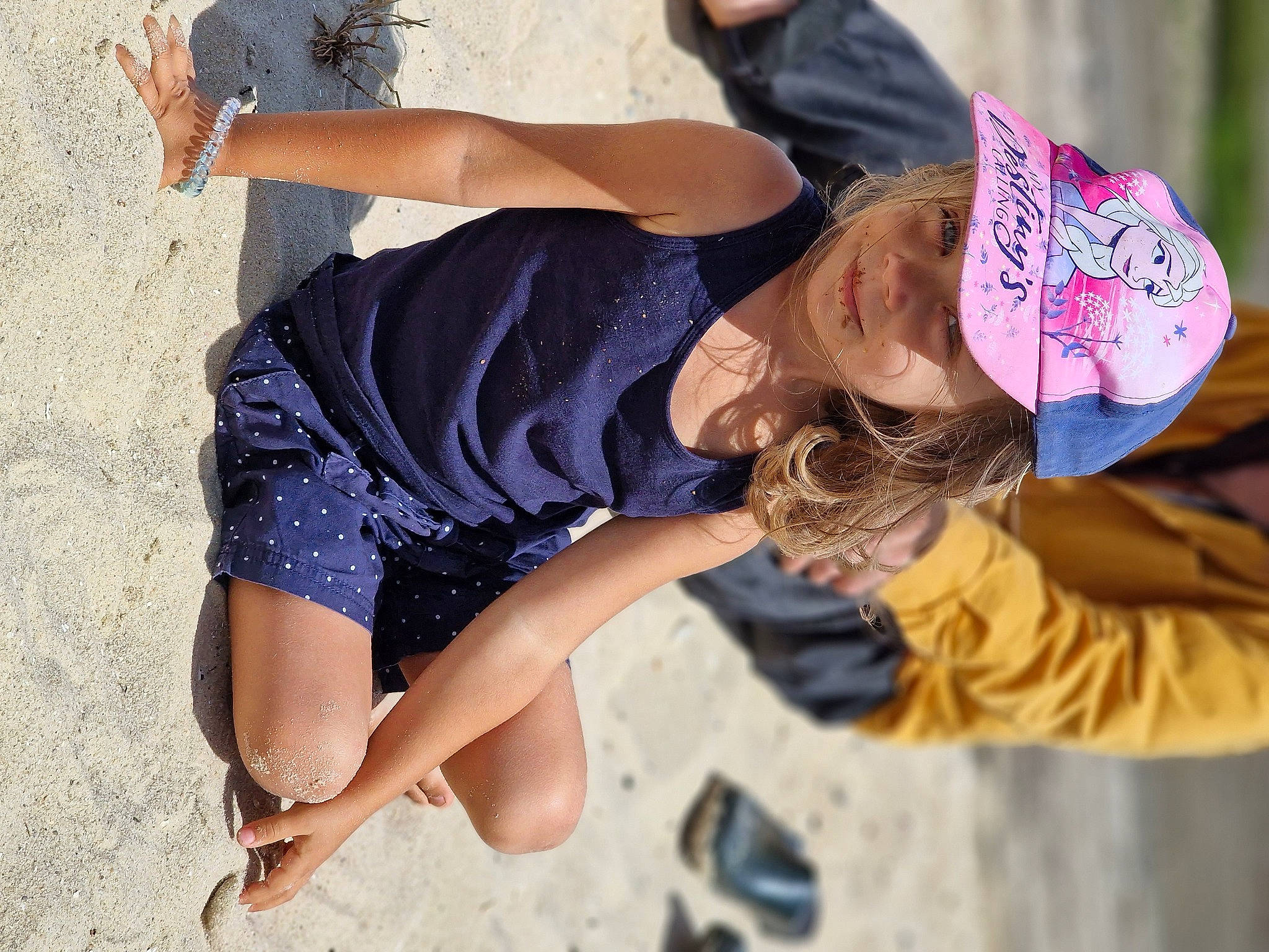 Maloé a rejoint le concours — aidez-le/la à gagner de superbes lots ! arm, barefoot, beach, cool, electric_blue, eyewear, foot, fun, gesture, happy, hat, headwear, human_leg, knee, landscape, leisure, person, sunglasses, thigh, tree