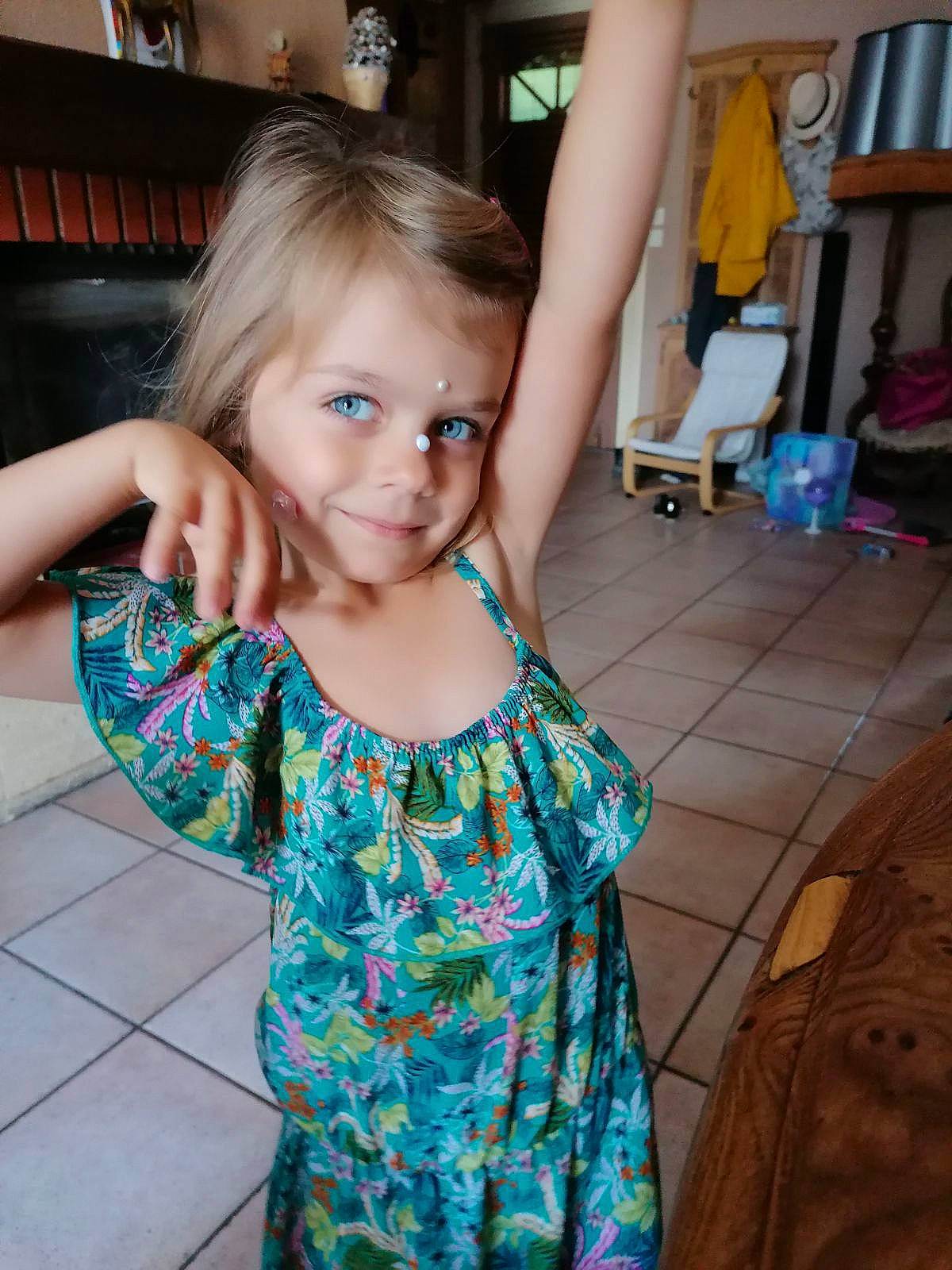 Maloé a rejoint le concours — aidez-le/la à gagner de superbes lots ! baby_toddler_clothing, blond, electric_blue, event, flash_photography, flooring, fun, hair, happy, iris, joy, leisure, mammal, pattern, person, shoulder, skin, sleeve, smile, toddler