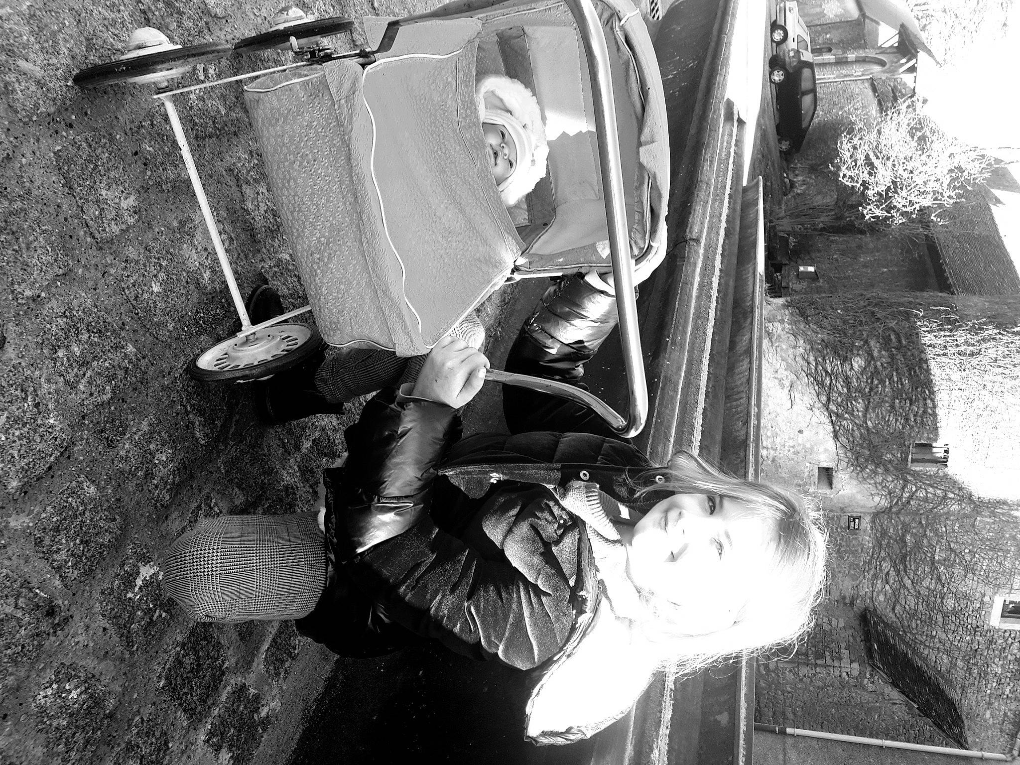 Ophélie a rejoint le concours — aidez-le/la à gagner de superbes lots ! auto_part, automotive_exterior, automotive_lighting, automotive_tire, automotive_wheel_system, black, black_and_white, classic, hood, joy, monochrome, monochrome_photography, motor_vehicle, person, photograph, sitting, snapshot, stock_photography, street, style