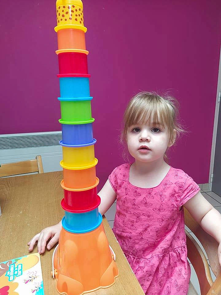 Priscillia participe au concours pour gagner de l'argent avec cette photo : arm, baby, baby_playing_with_toys, baby_toddler_clothing, child, finger, fun, hand, happy, human_body, magenta, party_supply, person, plastic, play, sleeve, standing, t_shirt, toddler, toy