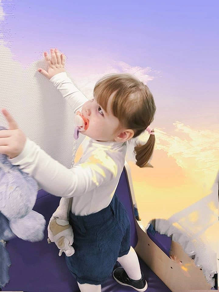 Priscillia participe au concours pour gagner de l'argent avec cette photo : child, cloud, event, flash_photography, fun, gesture, grass, happy, leisure, people_in_nature, person, play, recreation, sitting, sky, toddler, tree, wing