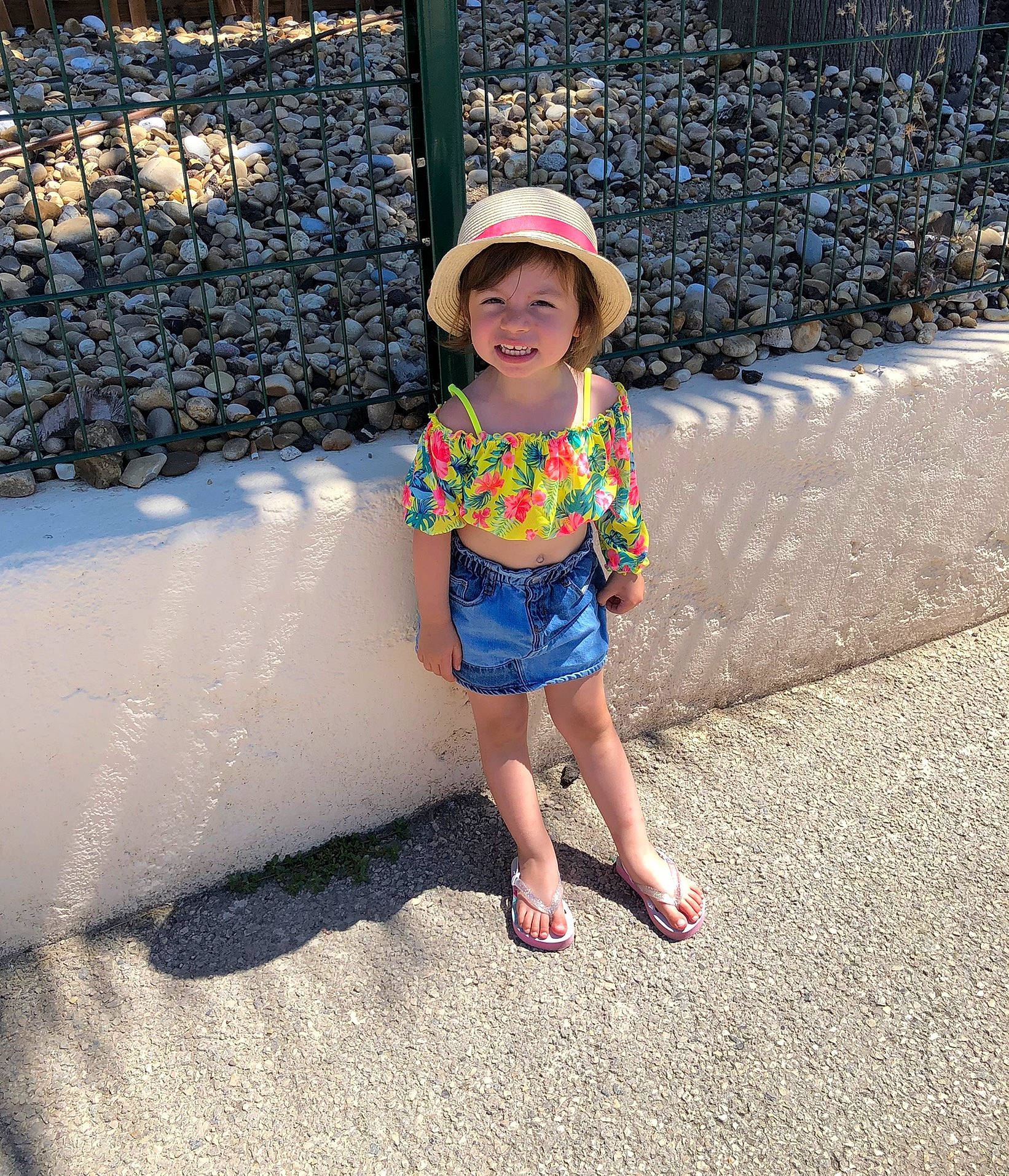 Pamela participe au concours pour gagner de l'argent avec cette photo : asphalt, cap, child, city, electric_blue, eyewear, foot, fun, grass, happy, hat, human_leg, joy, leisure, pattern, person, recreation, road_surface, smile, sun_hat