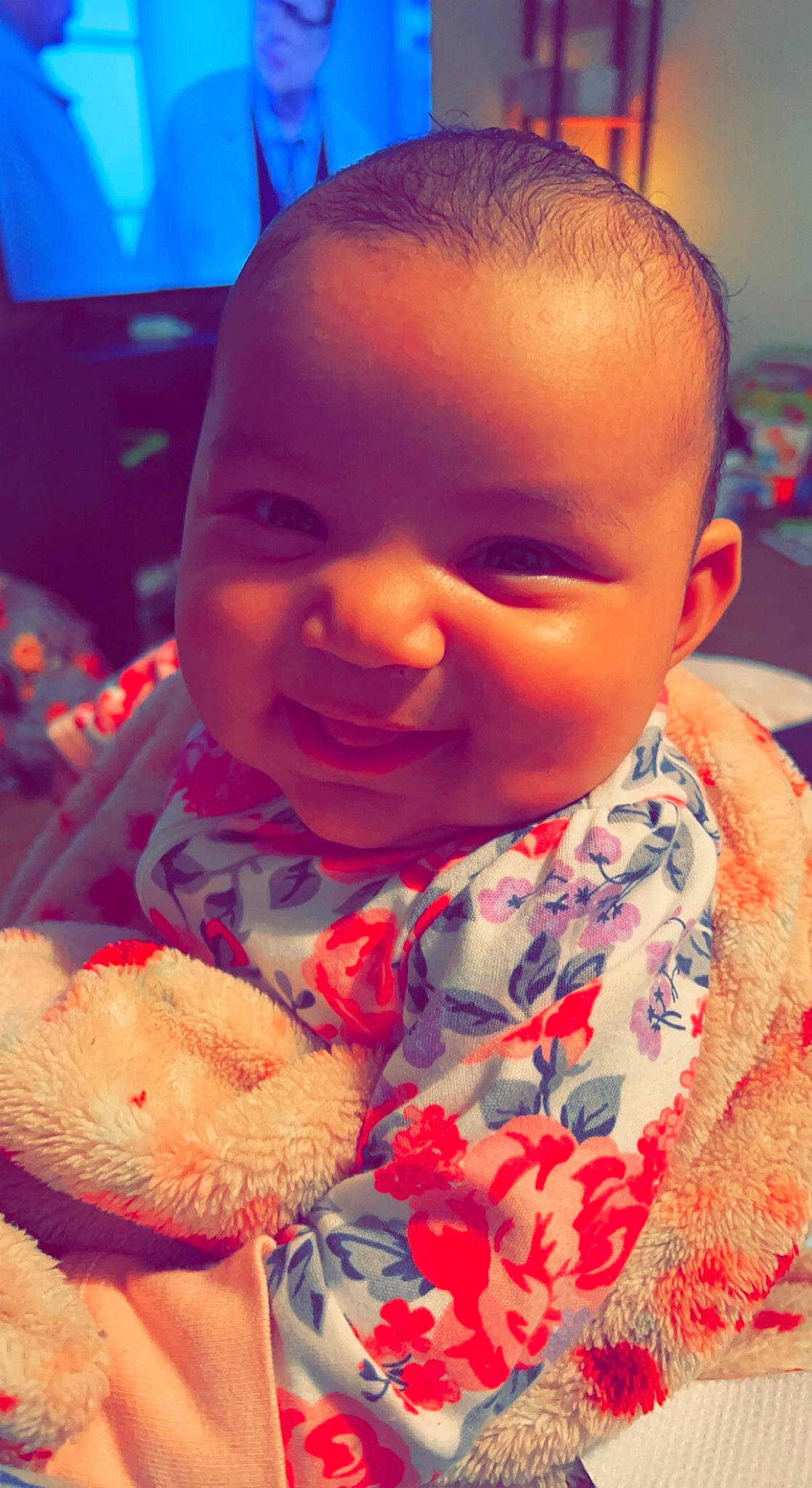 Layla is registered to the contest to win money with this photo: blue, cheek, chin, face, facial_expression, forehead, head, human, human_body, iris, joy, lip, mouth, neck, nose, orange, organ, person, skin, smile