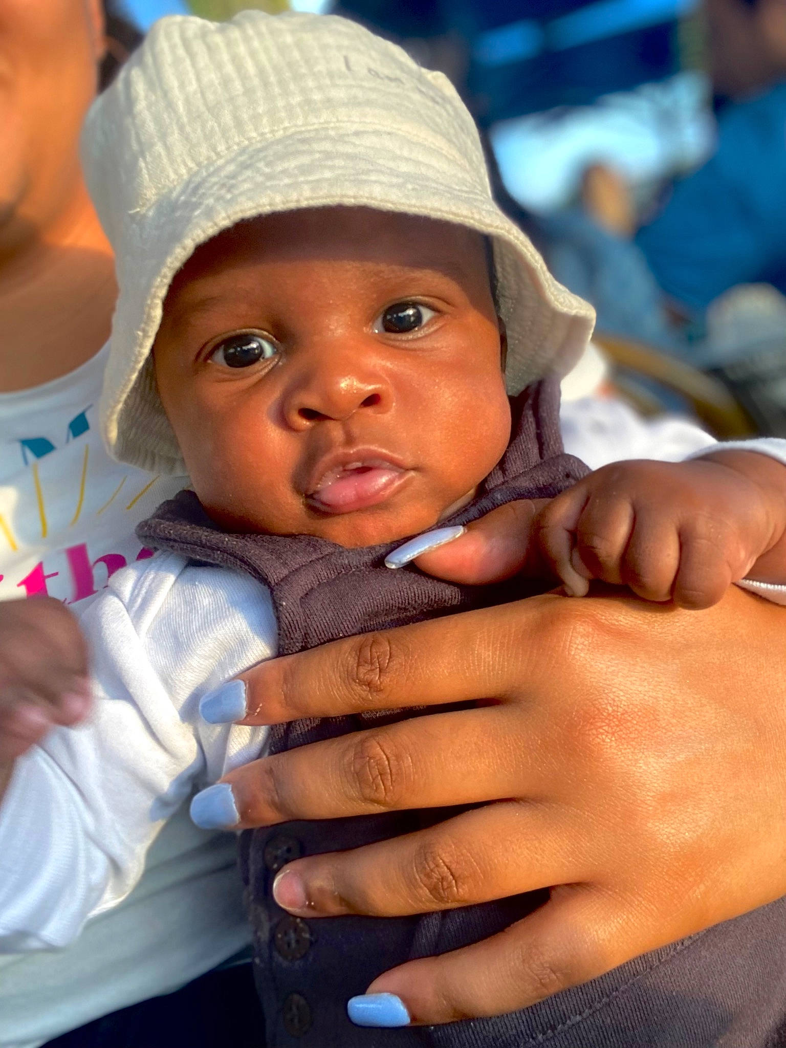 Lewys a rejoint le concours — aidez-le/la à gagner de superbes lots ! baby, baby_products, baby_toddler_clothing, cap, cheek, child, finger, fun, gesture, happy, hat, headwear, holding_hands, interaction, iris, lip, nail, person, photograph, skin