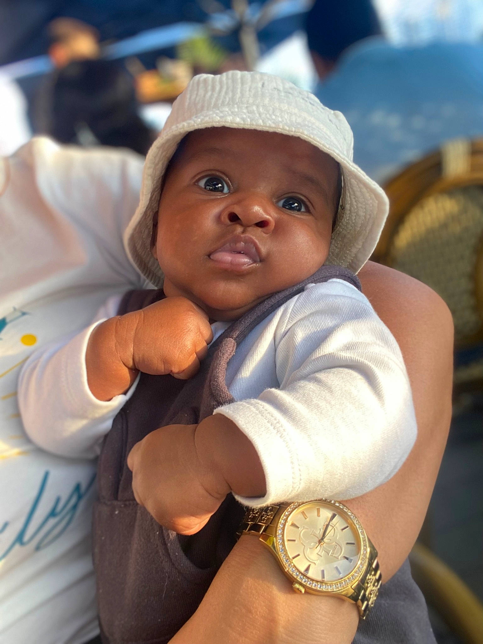 Lewys a rejoint le concours — aidez-le/la à gagner de superbes lots ! abdomen, analog_watch, baby, baby_products, cap, chest, child, clock, cloud, elbow, fashion_accessory, fun, gesture, hand, happy, headwear, jewellery, person, toddler, tree
