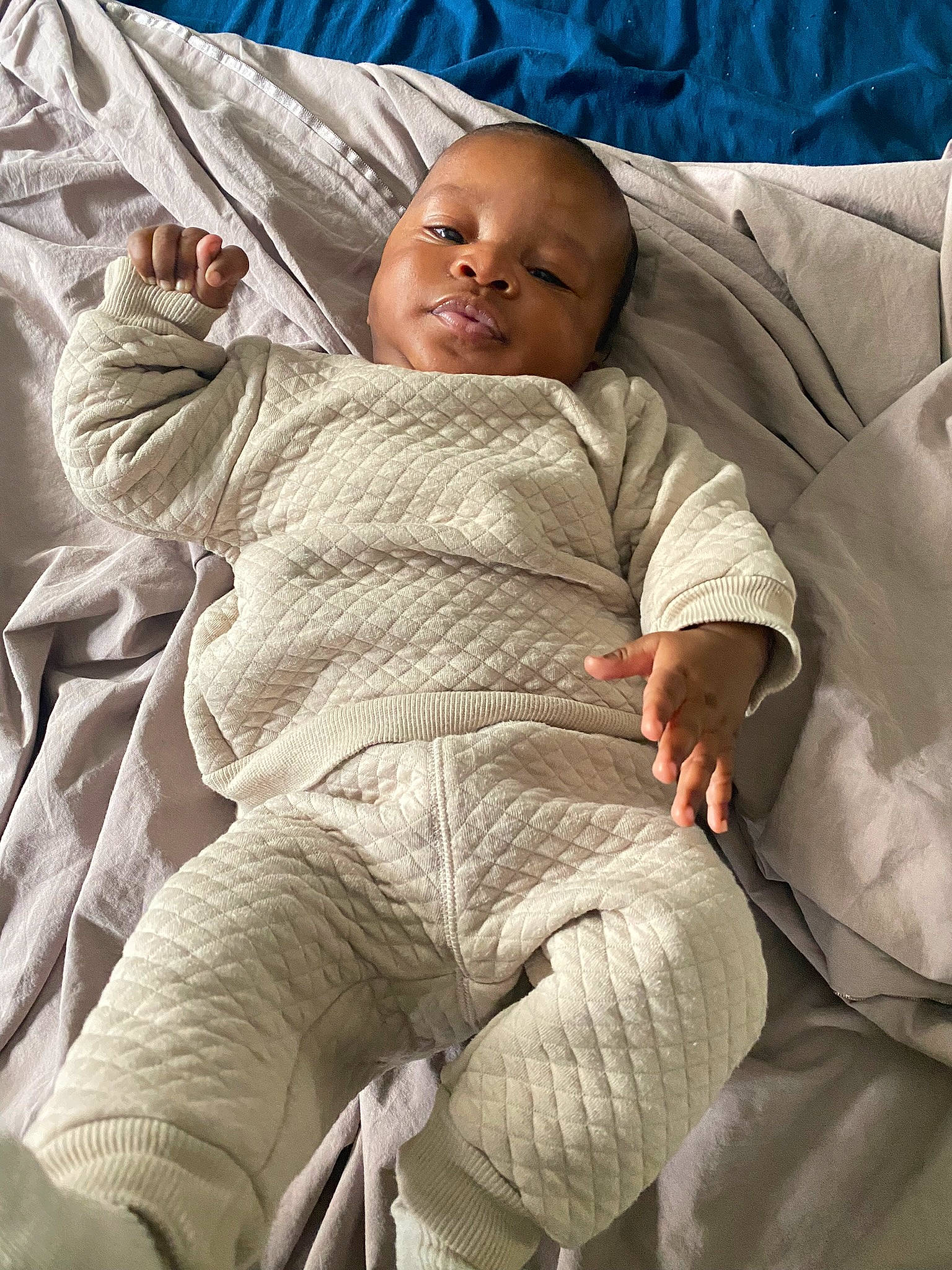 Lewys participe au concours pour gagner de l'argent avec cette photo : baby, baby_products, baby_toddler_clothing, blue, chair, child, comfort, couch, eye, foot, fur, human_leg, knee, lap, linens, person, room, sitting, sleeve, thigh