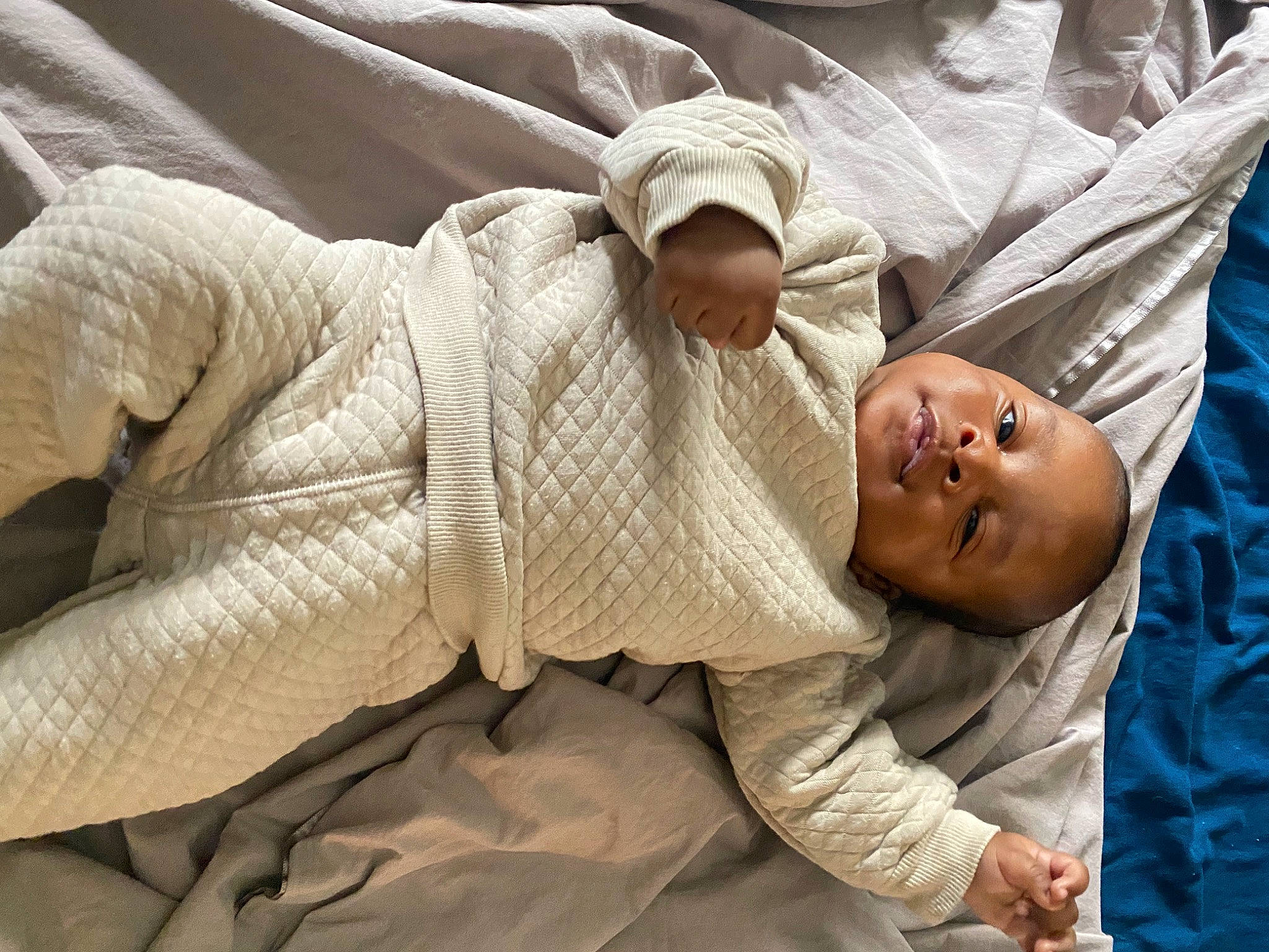 Lewys a rejoint le concours — aidez-le/la à gagner de superbes lots ! abdomen, baby, bed_sheet, bedding, child, comfort, elbow, gesture, glasses, human_body, human_leg, linens, mouth, nap, person, room, sitting, sleeve, temple, textile