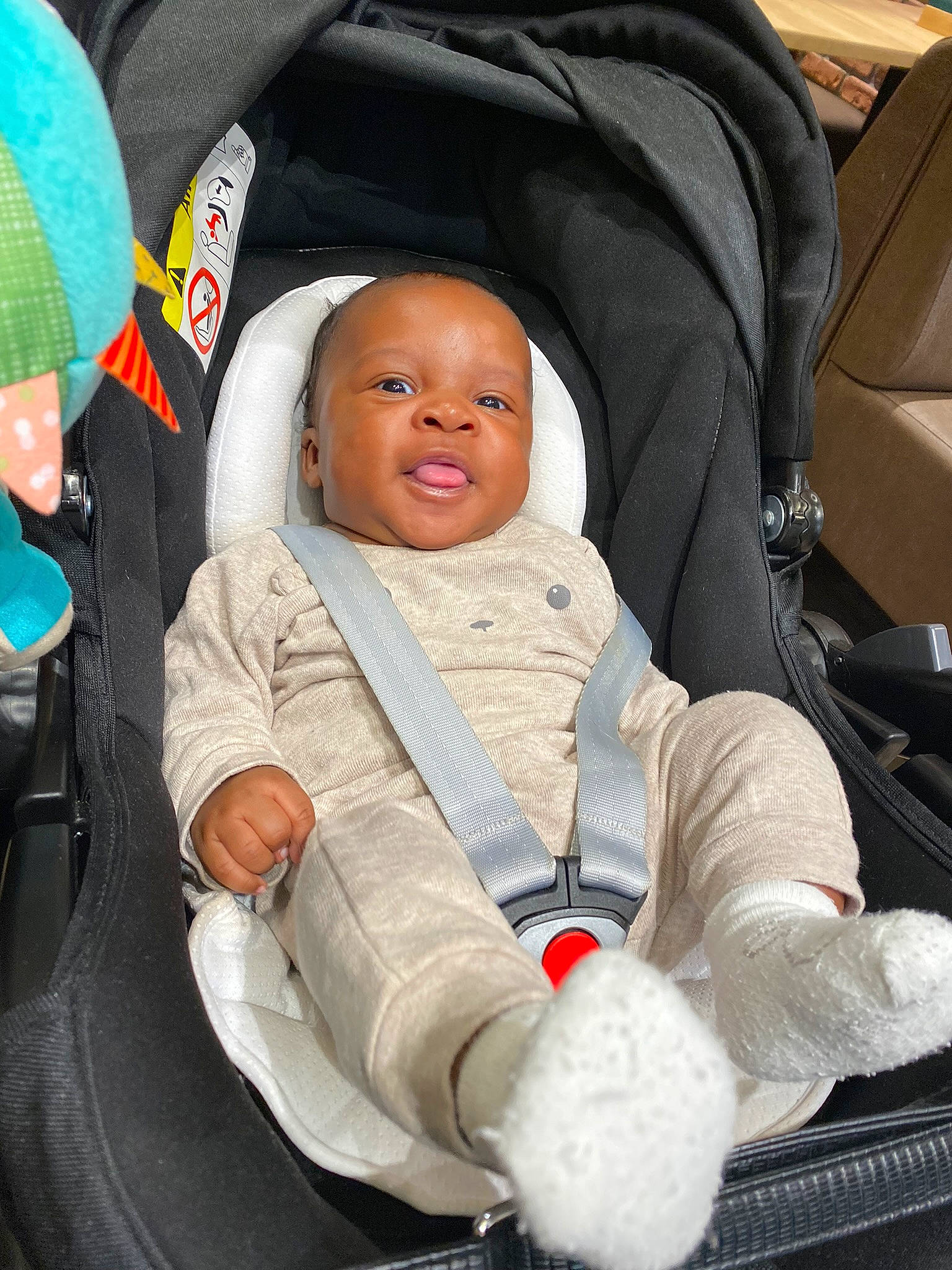 Lewys participe au concours pour gagner de l'argent avec cette photo : auto_part, baby, baby_carriage, baby_in_car_seat, baby_products, baby_safety, baby_toddler_clothing, car_seat, cheek, child, comfort, fun, human, organ, outerwear, people, person, product, sitting, skin