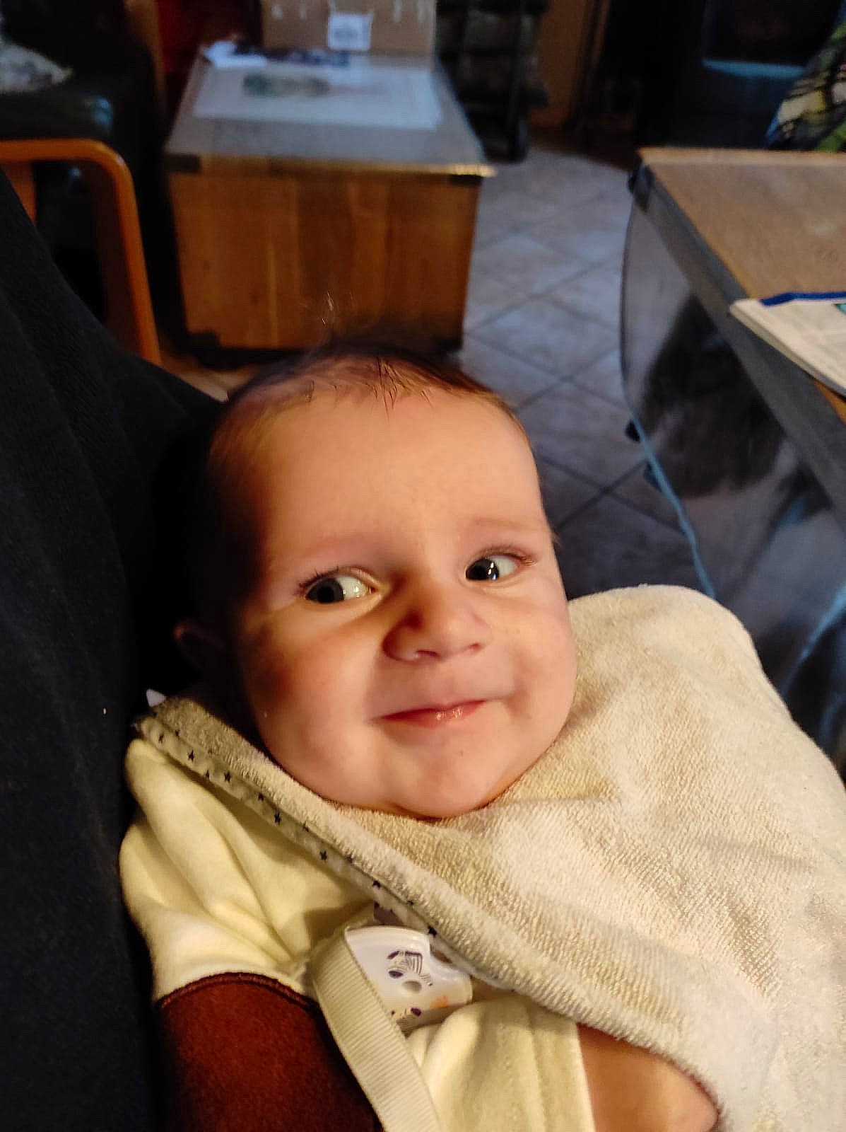 Victor participe au concours pour gagner de l'argent avec cette photo : baby, baby_toddler_clothing, box, chair, cheek, child, chin, comfort, eyebrow, flooring, furniture, happy, joy, lip, person, scarf, sitting, skin, smile, table