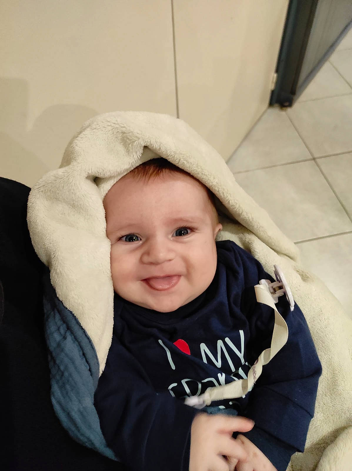 Victor participe au concours pour gagner de l'argent avec cette photo : baby, baby_toddler_clothing, cap, cheek, child, chin, comfort, eyelash, fashion_accessory, flash_photography, fun, gesture, happy, joy, lip, person, portrait_photography, sitting, sleeve, smile