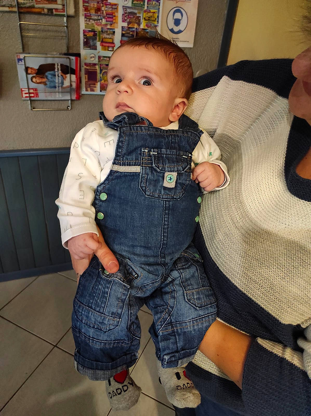 Victor a rejoint le concours — aidez-le/la à gagner de superbes lots ! baby, baby_toddler_clothing, blurred, cheek, comfort, cool, flooring, iris, joint, leg, nose, outerwear, person, shelf, skin, sleeve, t_shirt, textile, thigh, toddler