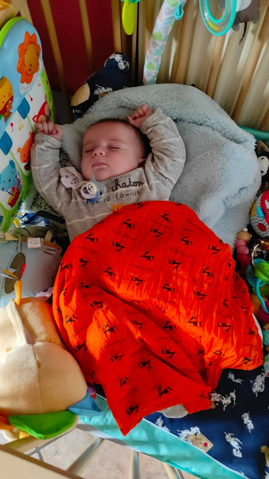 Victor a rejoint le concours — aidez-le/la à gagner de superbes lots ! baby, baby_products, baby_safety, baby_sleeping, baby_toddler_clothing, bedding, bedtime, blanket, carmine, child, comfort, fun, fur, linens, orange, pattern, peach, person, room, sleep