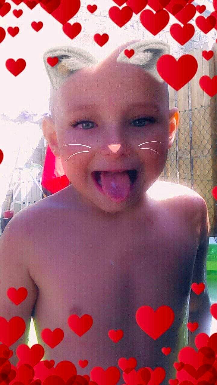 Dean a rejoint le concours — aidez-le/la à gagner de superbes lots ! child, fun, lip, mouth, pattern, person, pink, red, smile, toddler