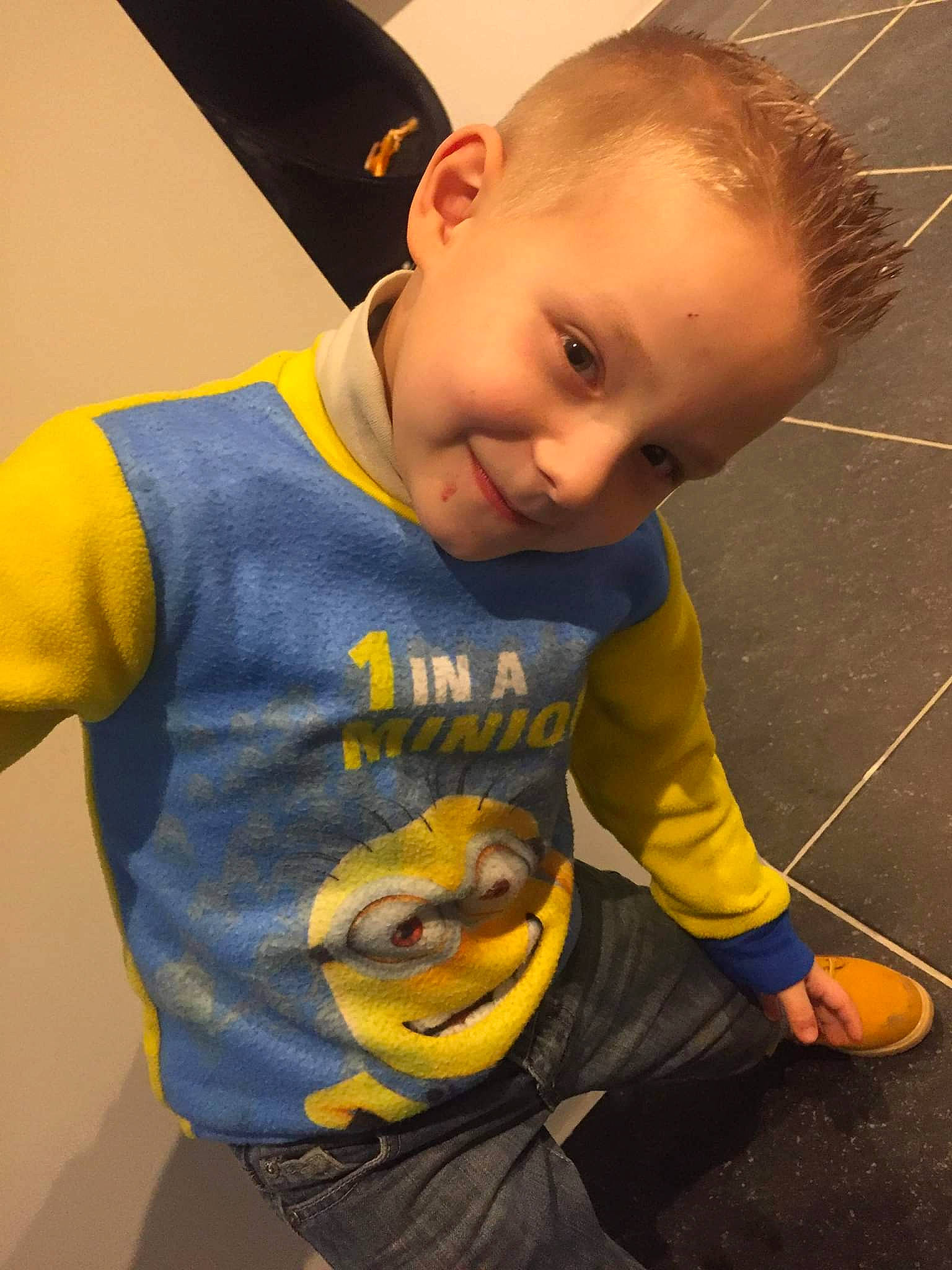 Dean a rejoint le concours — aidez-le/la à gagner de superbes lots ! arm, baby, cheek, child, cool, ear, joy, person, sleeve, smile, t_shirt, toddler, yellow