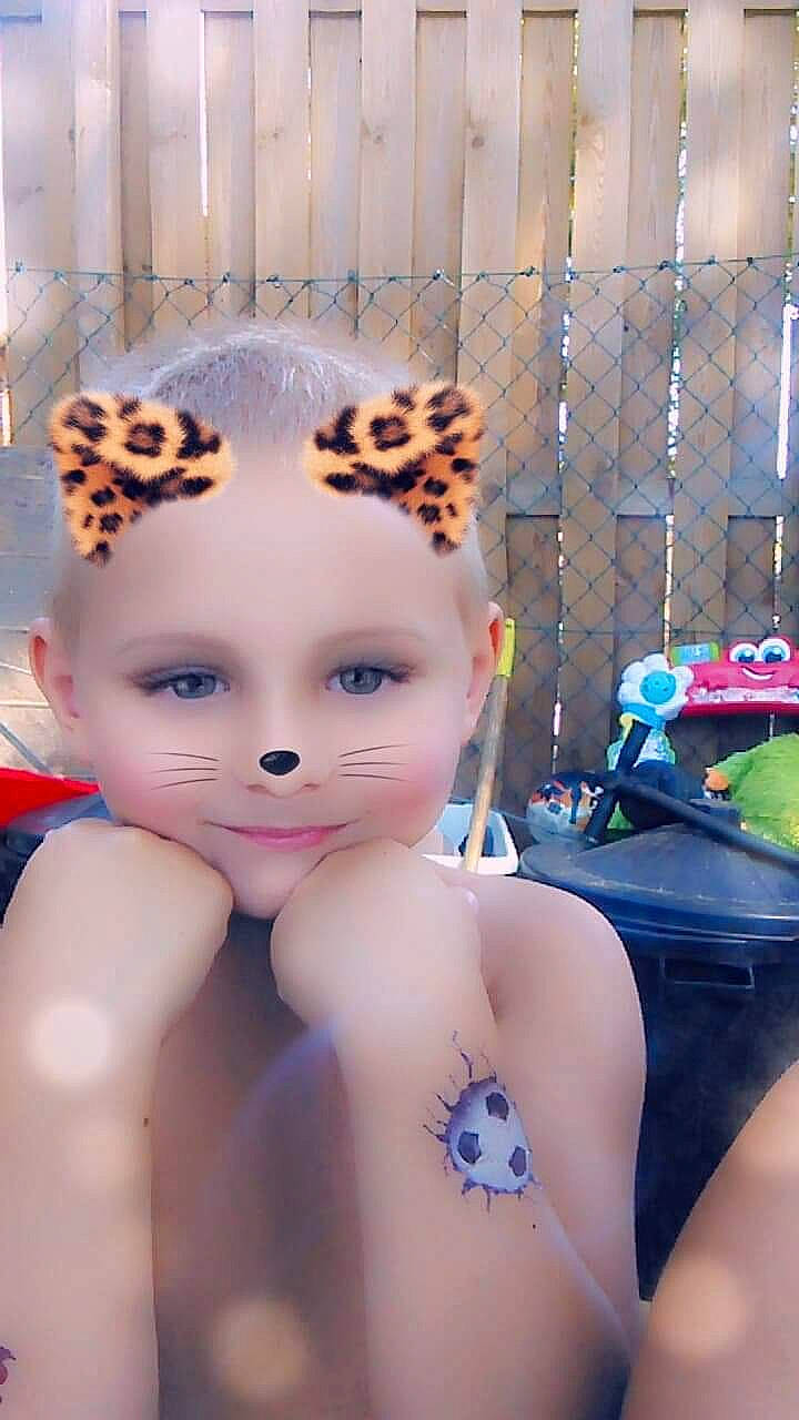 Dean a rejoint le concours — aidez-le/la à gagner de superbes lots ! cheek, child, eye, face, fawn, head, person, toddler, toy