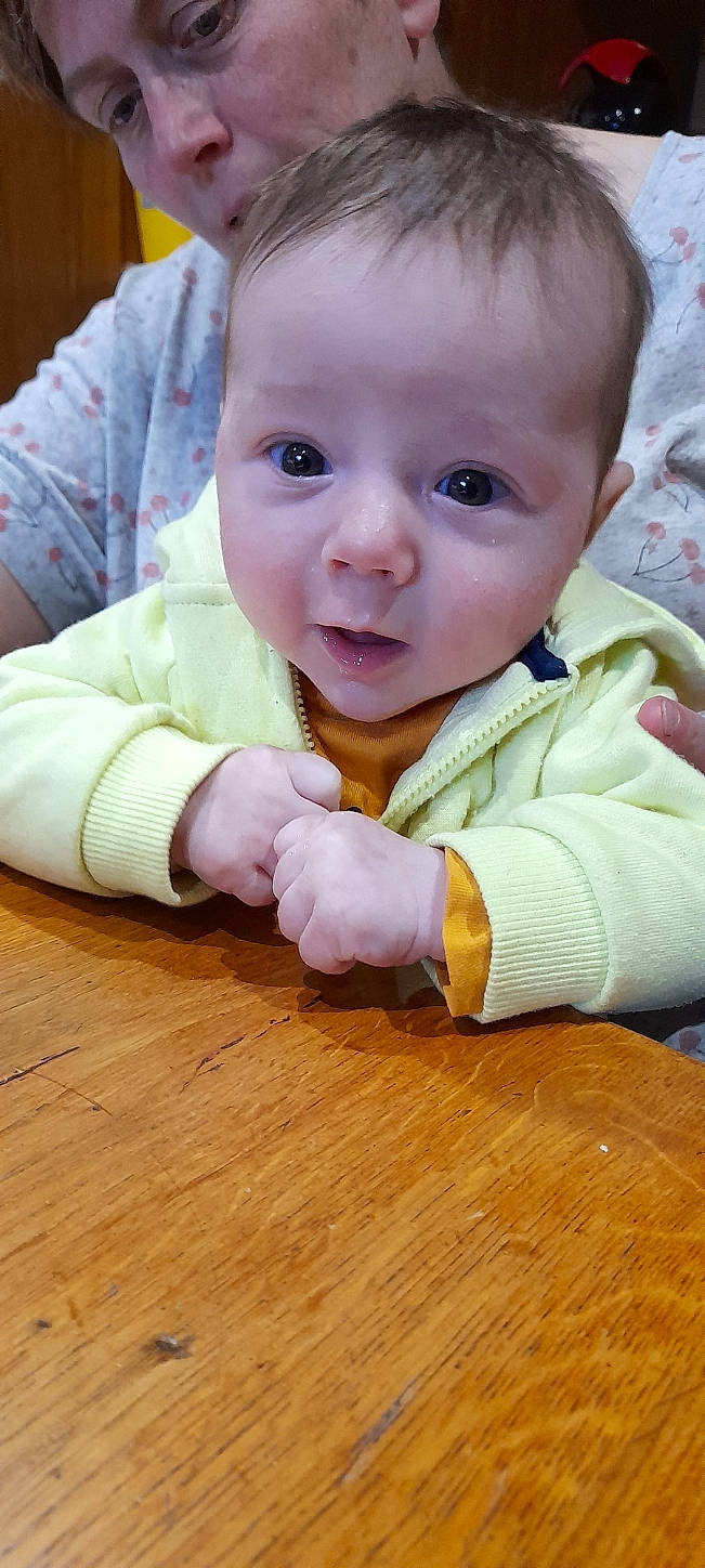 Hugo participe au concours pour gagner de l'argent avec cette photo : baby, baby_toddler_clothing, cheek, child, ear, eye, finger, hardwood, iris, laminate_flooring, lip, nail, nose, person, skin, thumb, toddler, tummy_time, varnish, wood_flooring