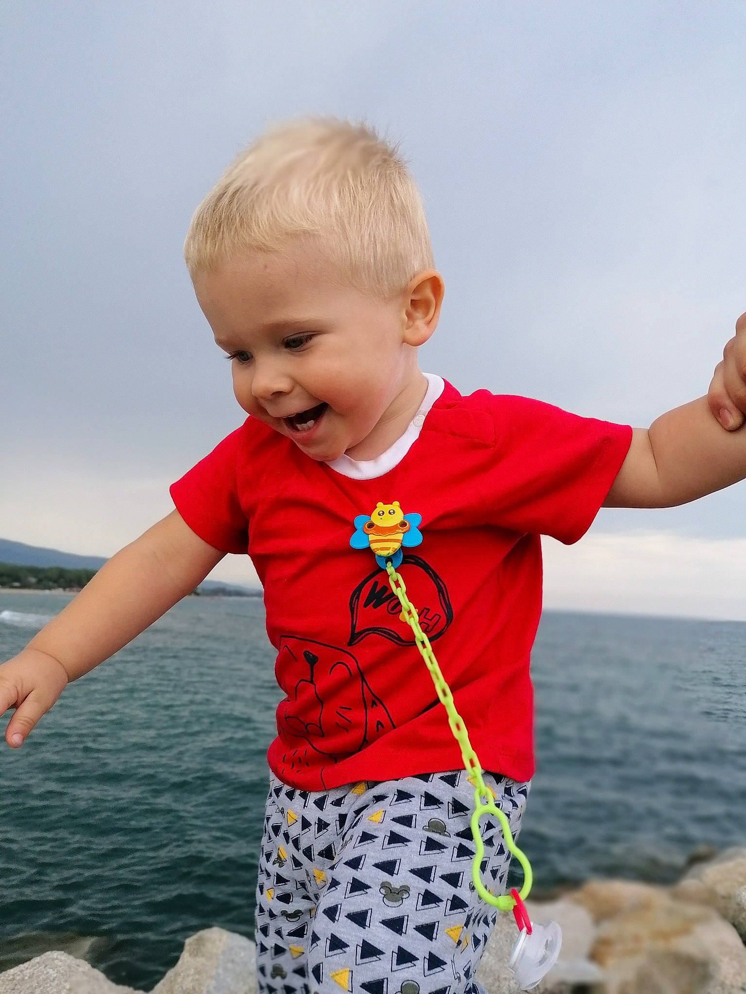 Lenny participe au concours pour gagner de l'argent avec cette photo : baby, child, outerwear, person, play, sea, sleeve, summer, t_shirt, toddler, vacation, water
