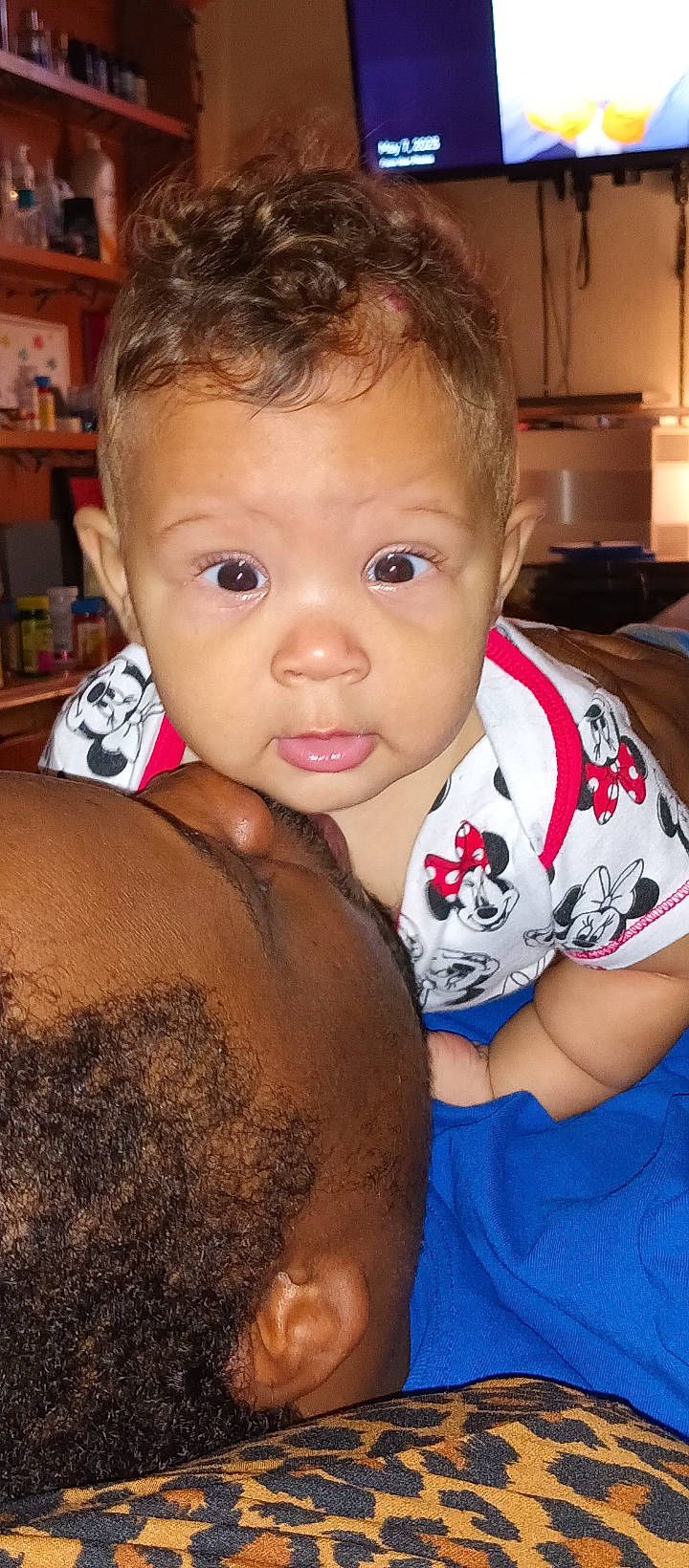 Kingston is registered to the contest to win money with this photo: bookcase, cheek, chin, ear, eye, eyelash, face, forehead, hair, hairstyle, head, human_body, iris, lip, mouth, muscle, neck, nose, person, shelf