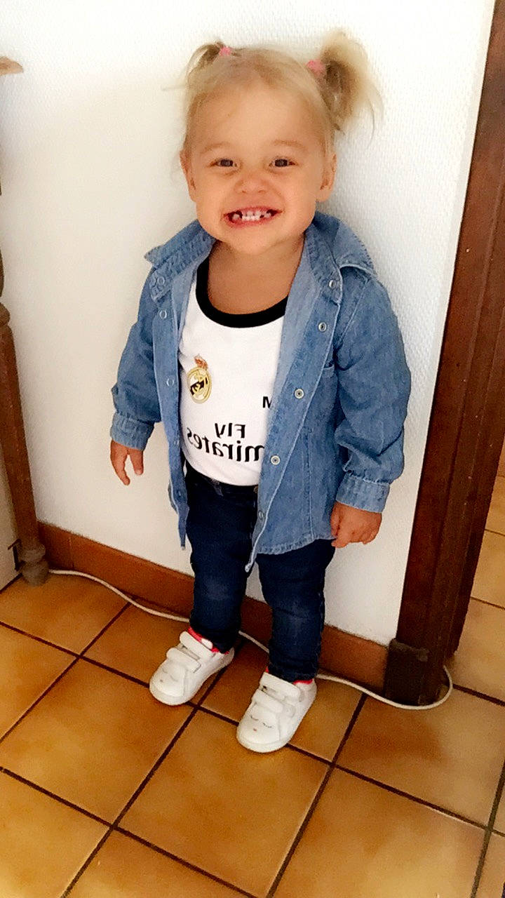 Eva a rejoint le concours — aidez-le/la à gagner de superbes lots ! baby_toddler_clothing, child, clothing, denim, jacket, jeans, joy, outerwear, person, sleeve, standing, t_shirt, toddler