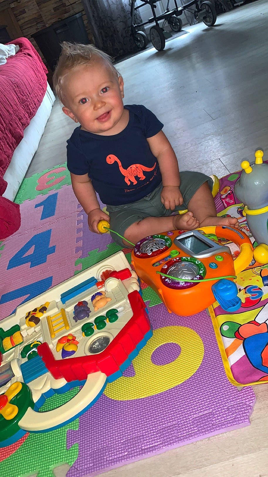 Lissandro participe au concours pour gagner de l'argent avec cette photo : art, baby, baby_playing_with_toys, baby_products, baby_toys, chair, child, event, flooring, fun, games, indoor_games_and_sports, joy, person, play, recreation, room, sharing, smile, toddler