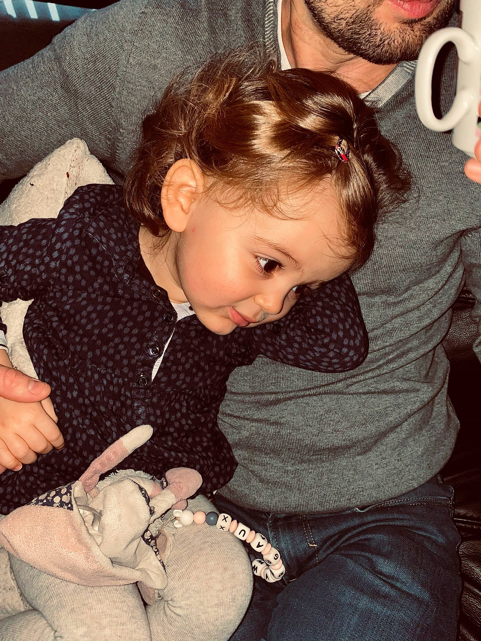 Margaux a rejoint le concours — aidez-le/la à gagner de superbes lots ! arm, baby_toddler_clothing, cheek, clothing, comfort, face, finger, gesture, hair, hairstyle, hand, head, interaction, iris, mammal, mouth, organ, person, skin, sleeve