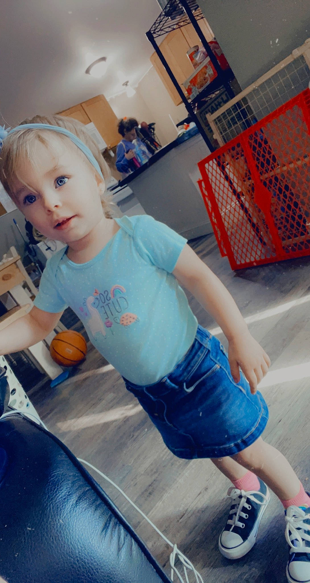 Liberty is registered to the contest to win money with this photo: comfort, elbow, electric_blue, flooring, fun, jeans, joint, knee, leg, leisure, organ, person, shorts, shoulder, snapshot, sportswear, standing, t_shirt, thigh, trunk